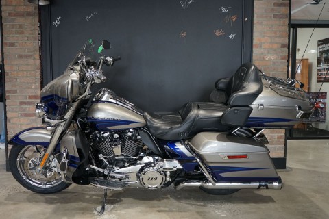 2017 Harley-Davidson CVO™ Limited in West End, North Carolina - Photo 2