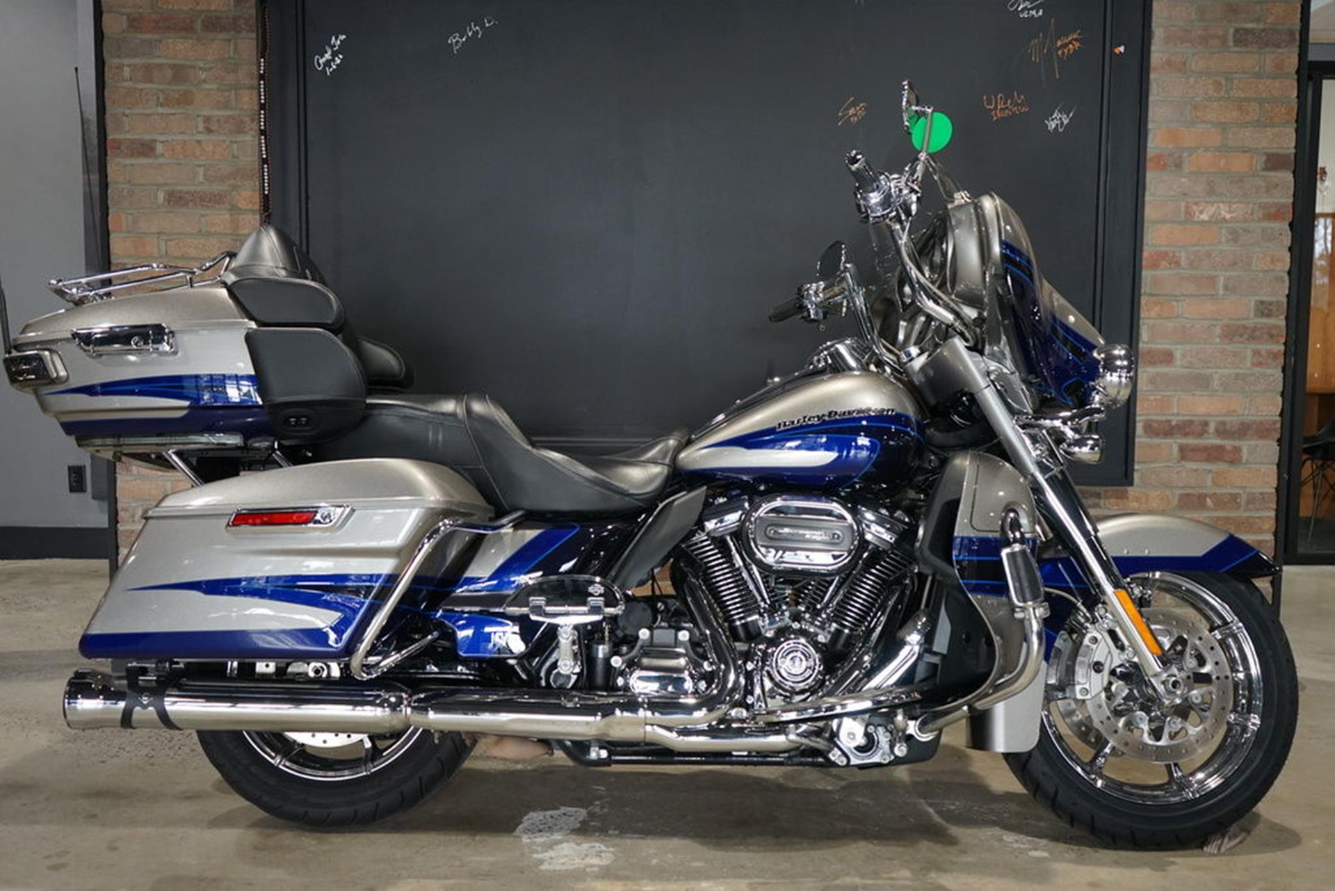 2017 Harley-Davidson CVO™ Limited in West End, North Carolina - Photo 7