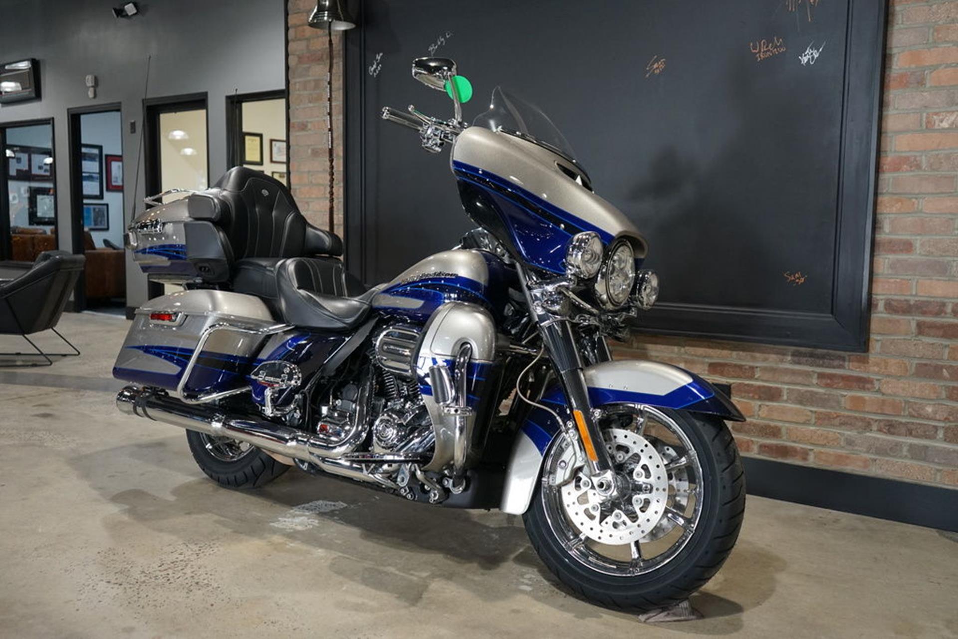 2017 Harley-Davidson CVO™ Limited in West End, North Carolina - Photo 9