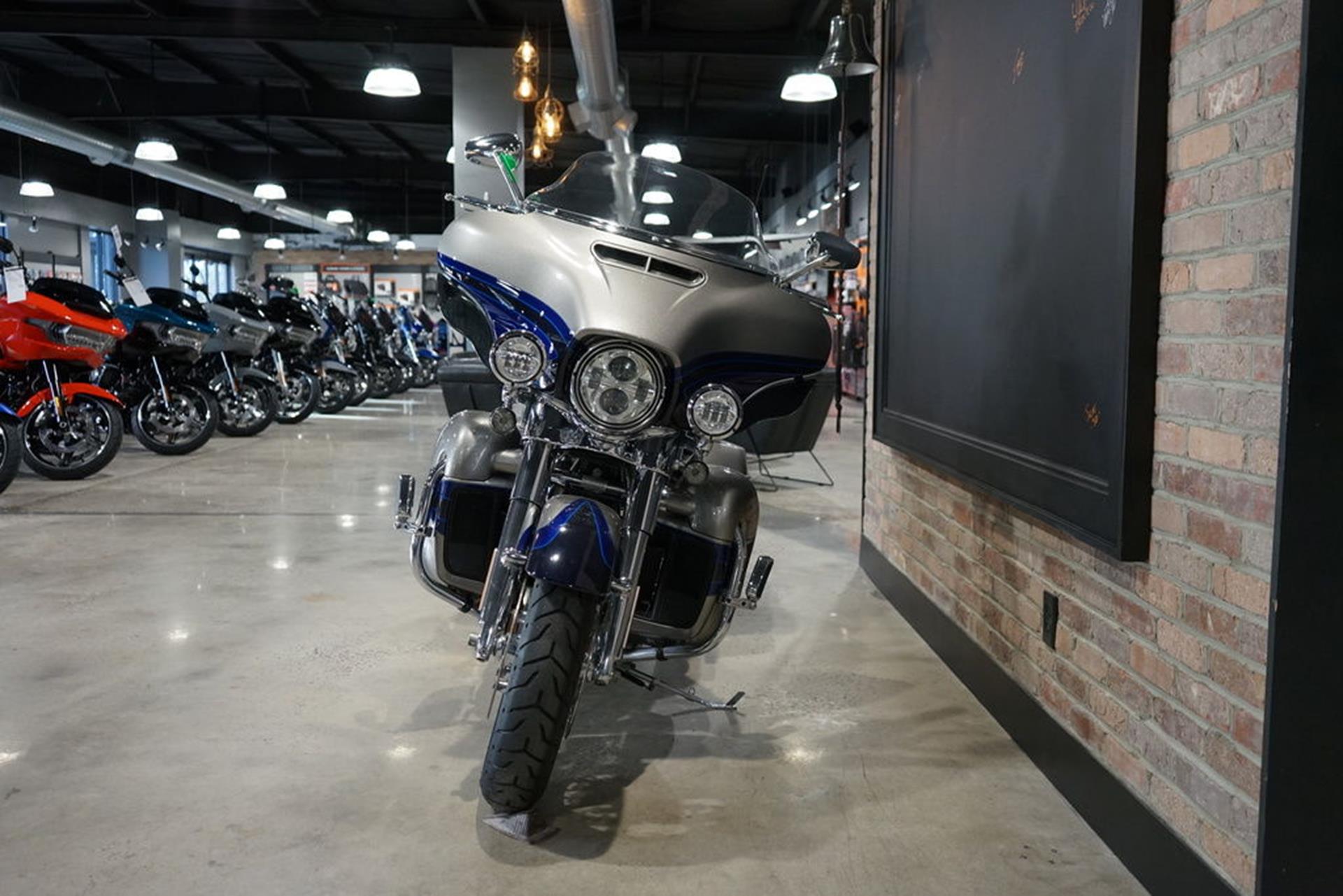 2017 Harley-Davidson CVO™ Limited in West End, North Carolina - Photo 10