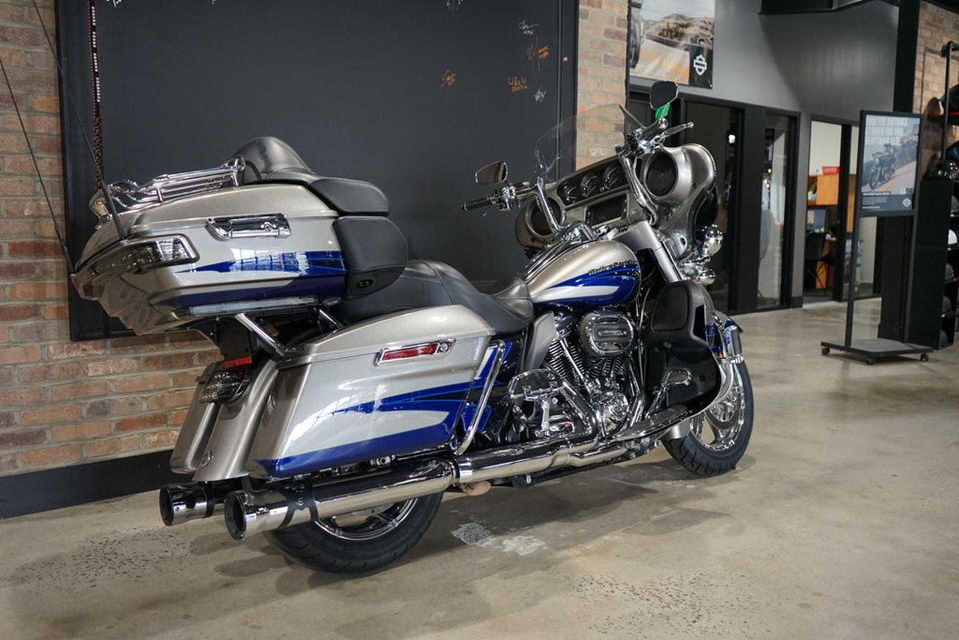 2017 Harley-Davidson CVO™ Limited in West End, North Carolina - Photo 11