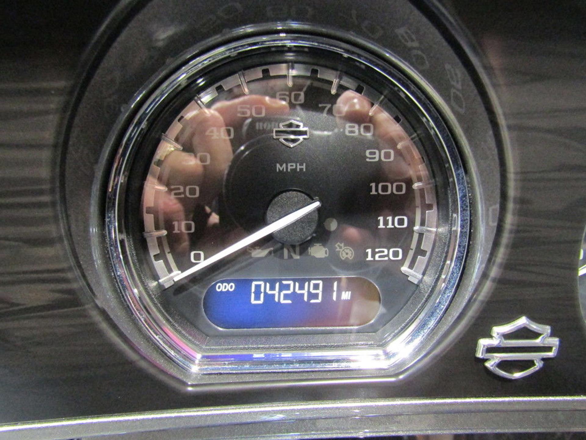 2017 Harley-Davidson CVO™ Limited in West End, North Carolina - Photo 13