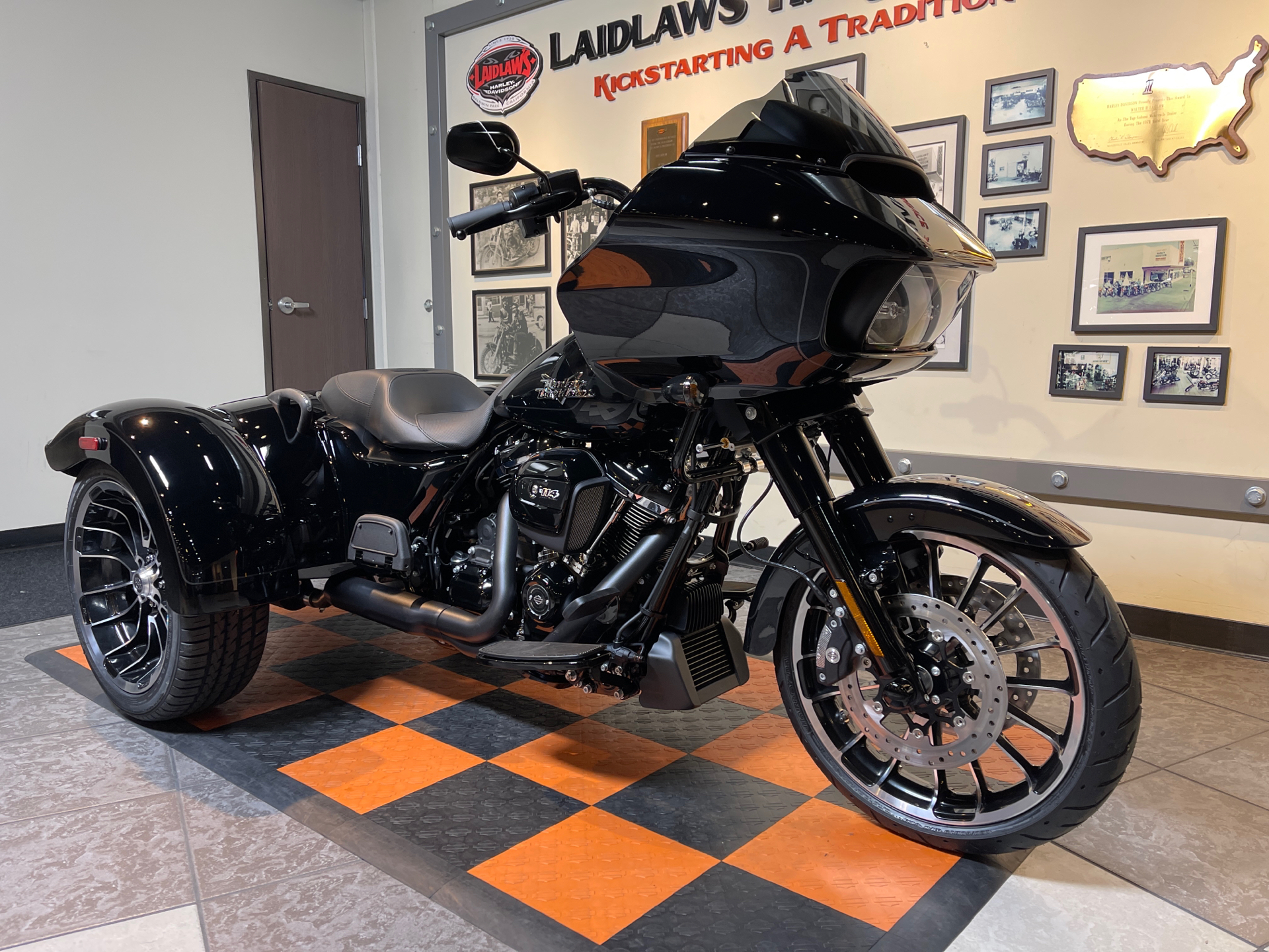 New 2024 Harley-Davidson Road Glide® 3 Vivid Black (Black Finish