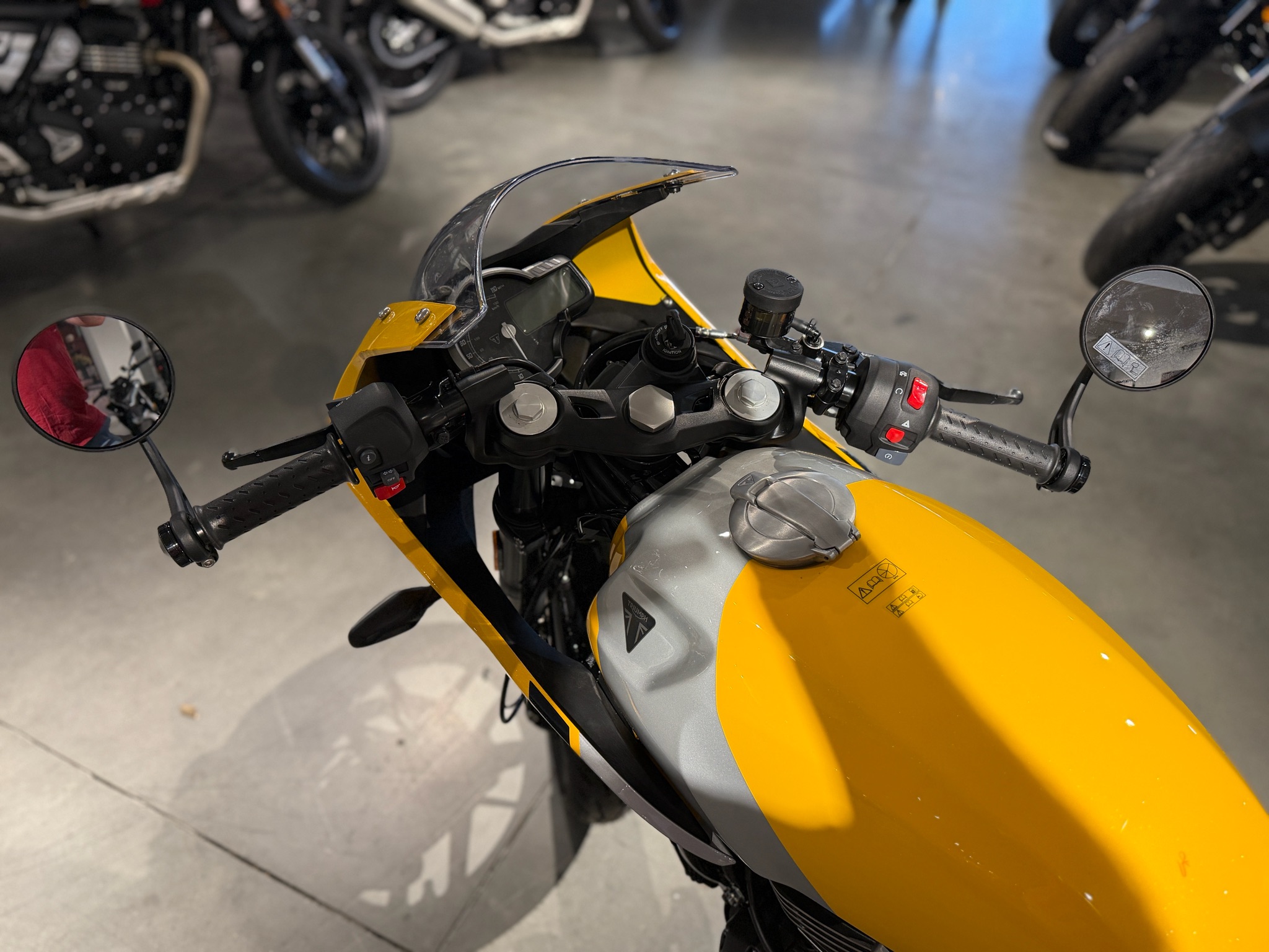 2026 Triumph Thruxton 400 5