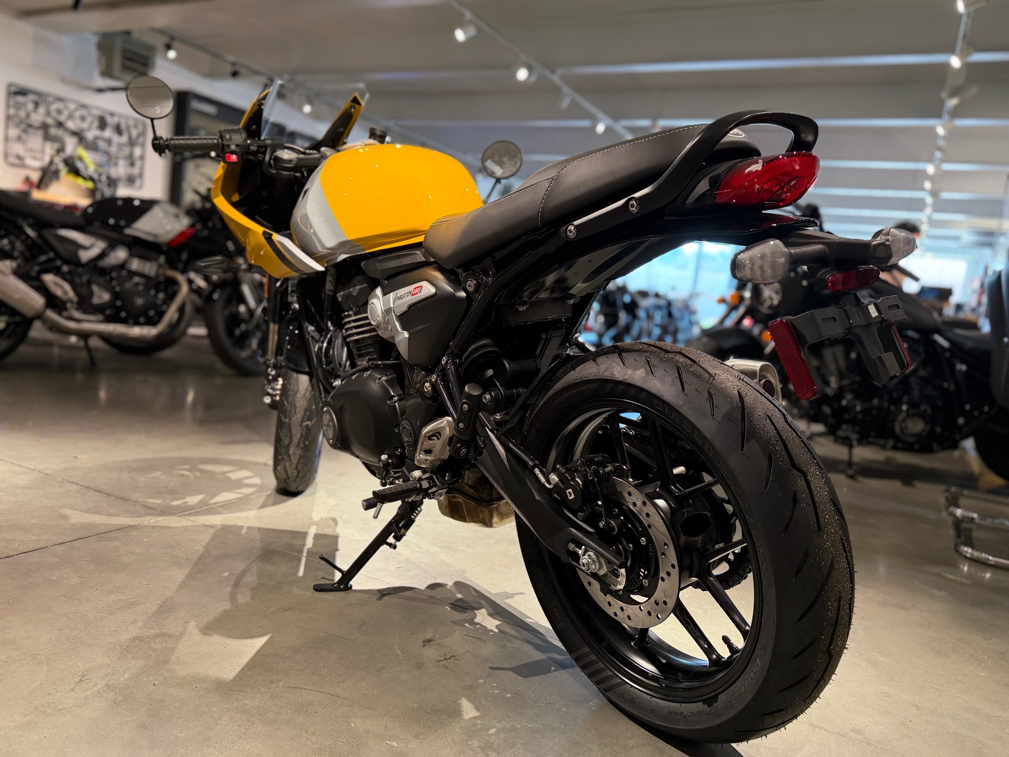 2026 Triumph Thruxton 400 7