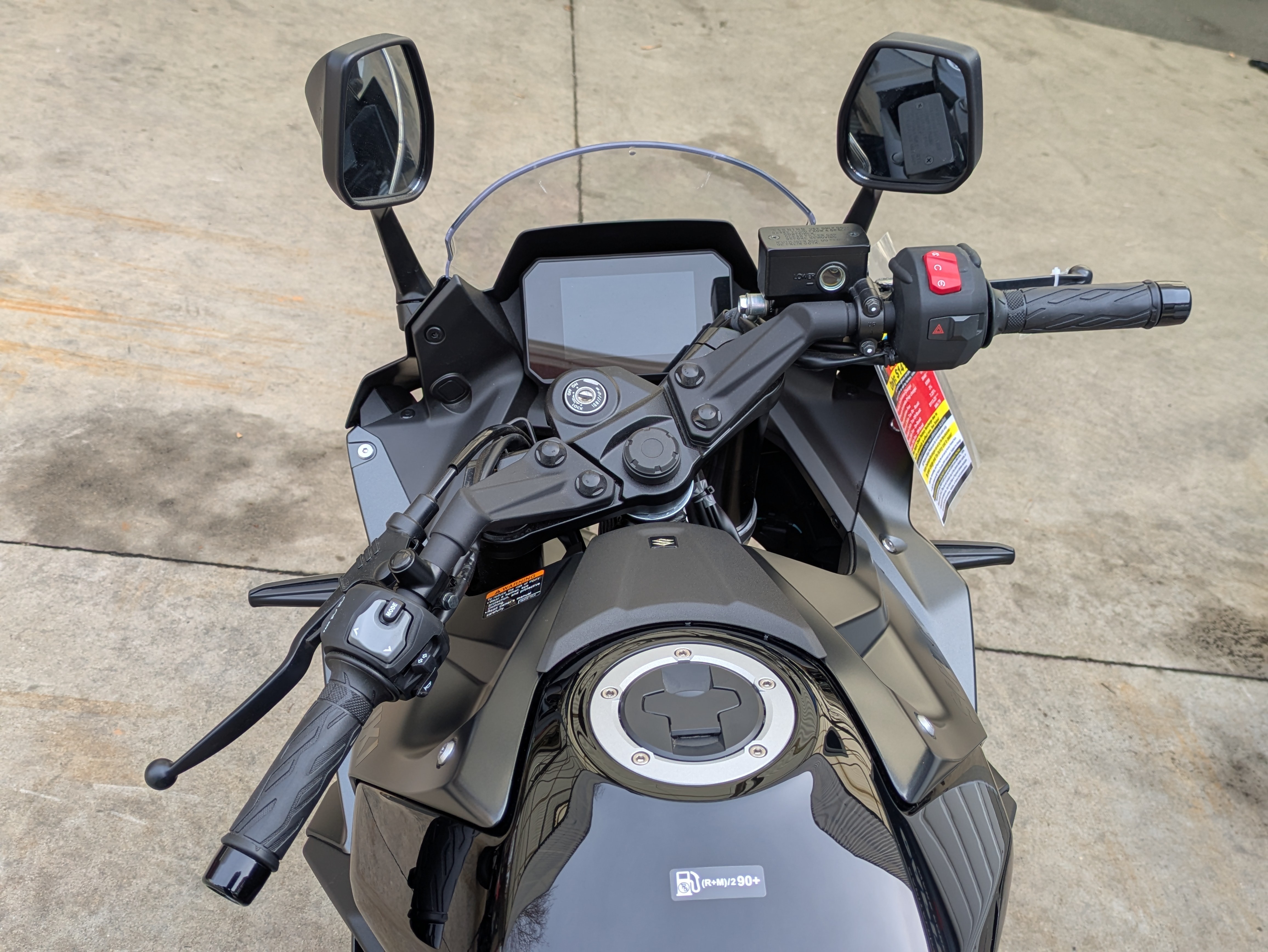 2025 Suzuki GSX-8R 12