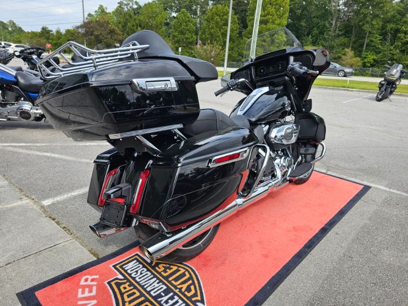 2025 Harley-Davidson Street Glide® Ultra 3