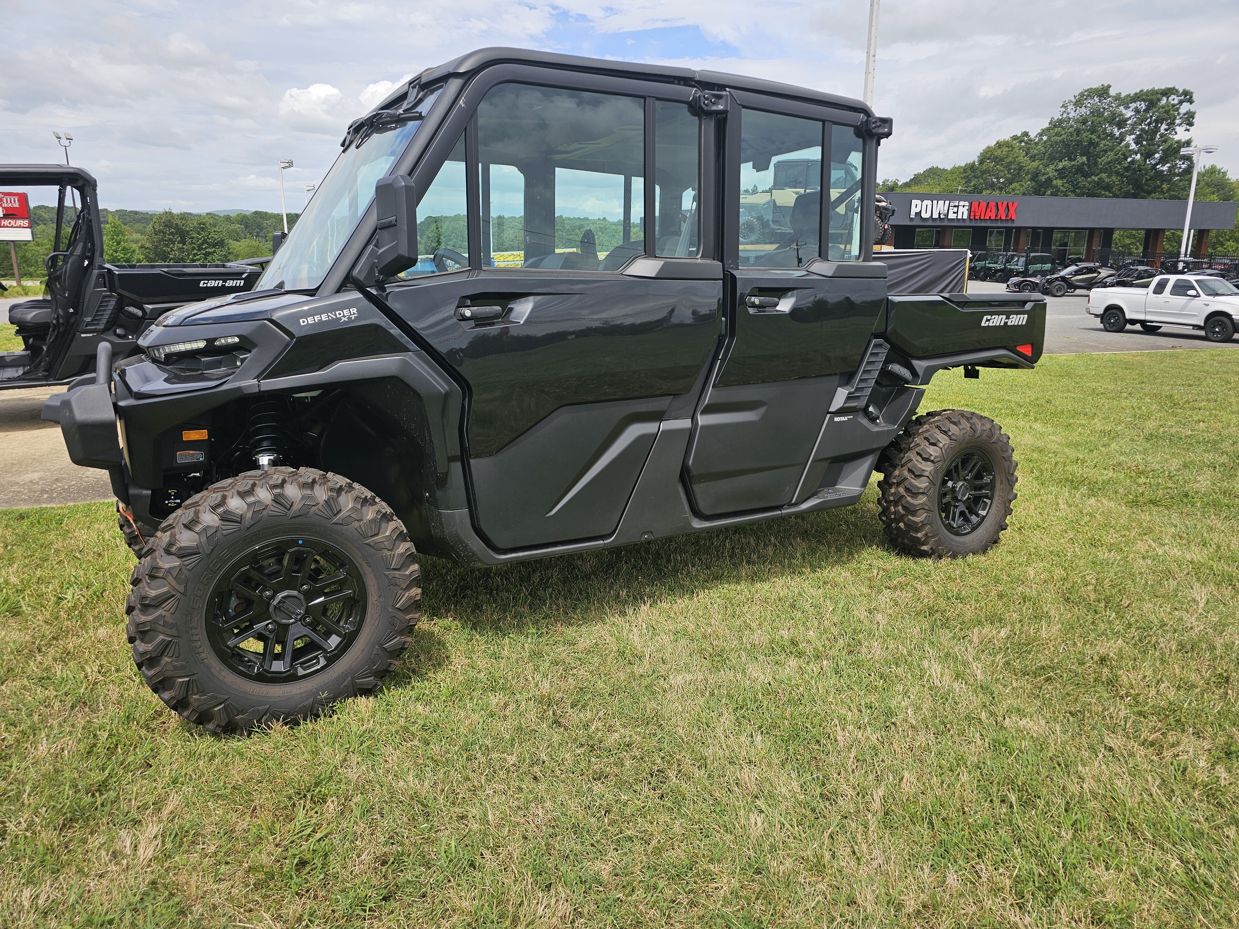 2026 Can-Am Defender MAX XT CAB HD11