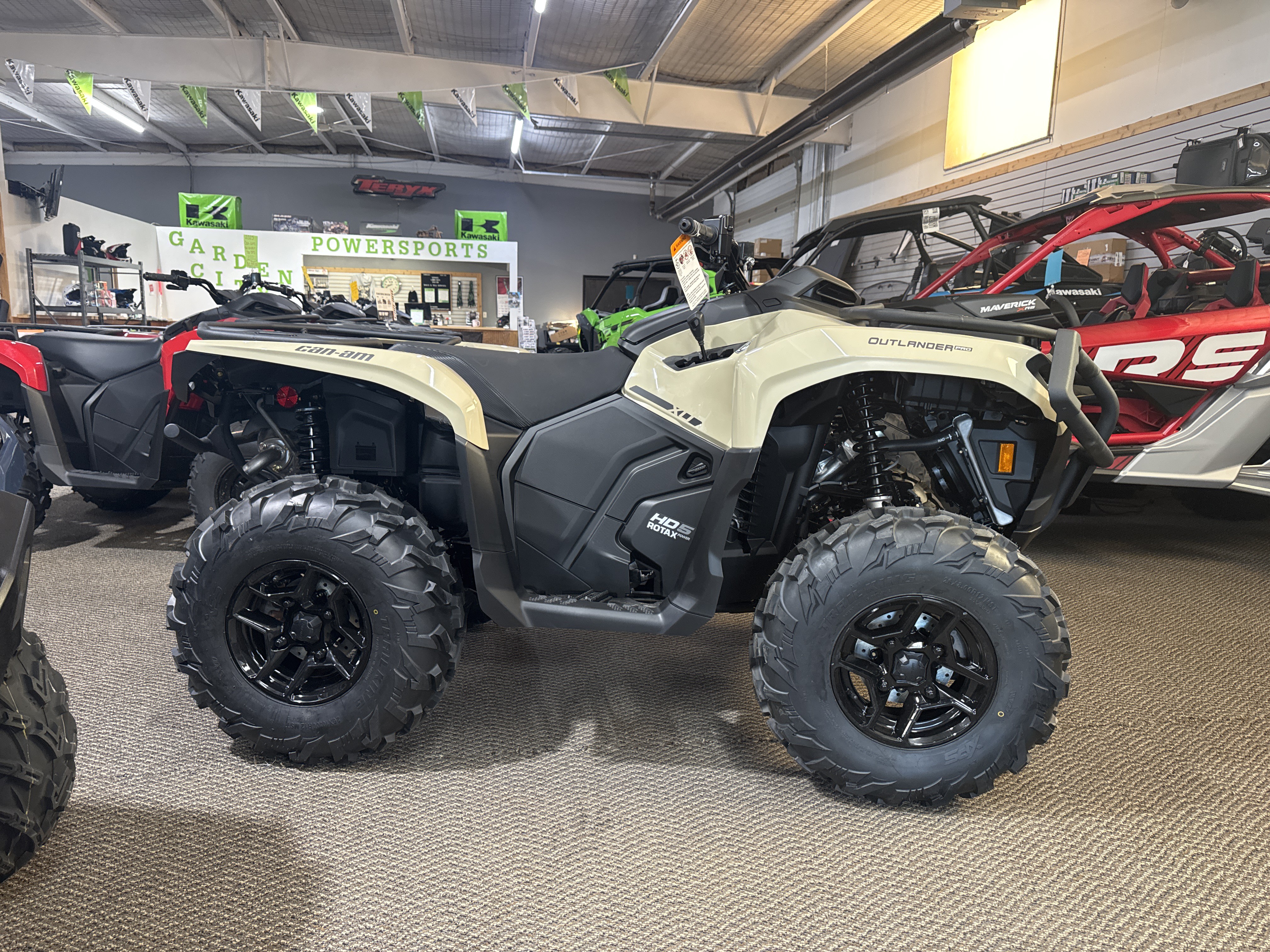 k96カーキベージュ1 New 2026 Can-Am Outlander PRO XU HD5 ATVs in Garden City, KS
