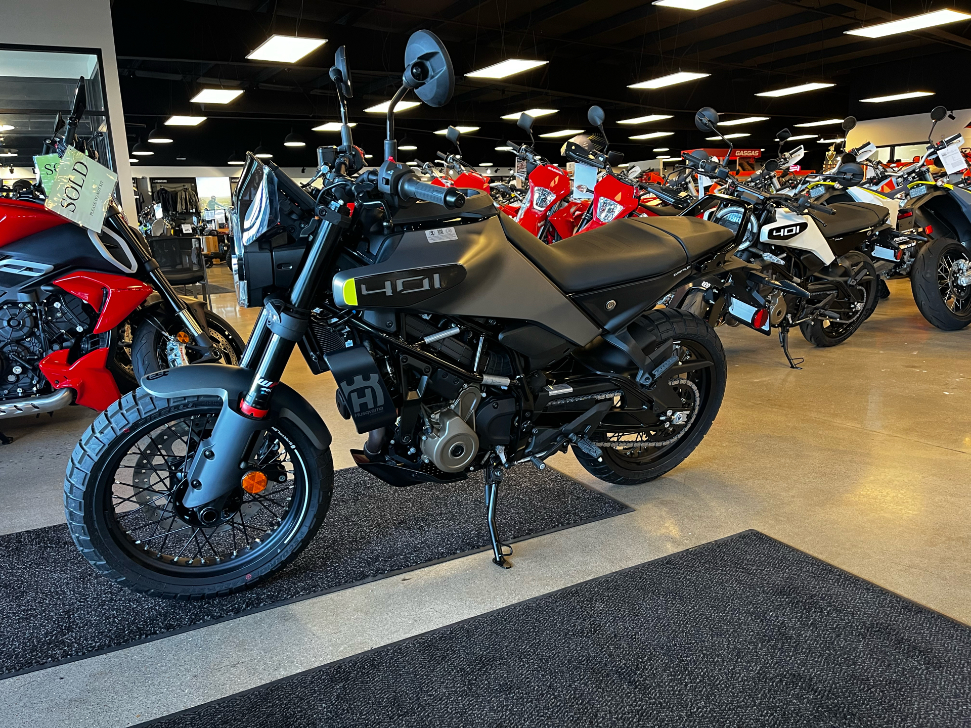 2024 Husqvarna Svartpilen 401 in Chattanooga, Tennessee - Photo 2