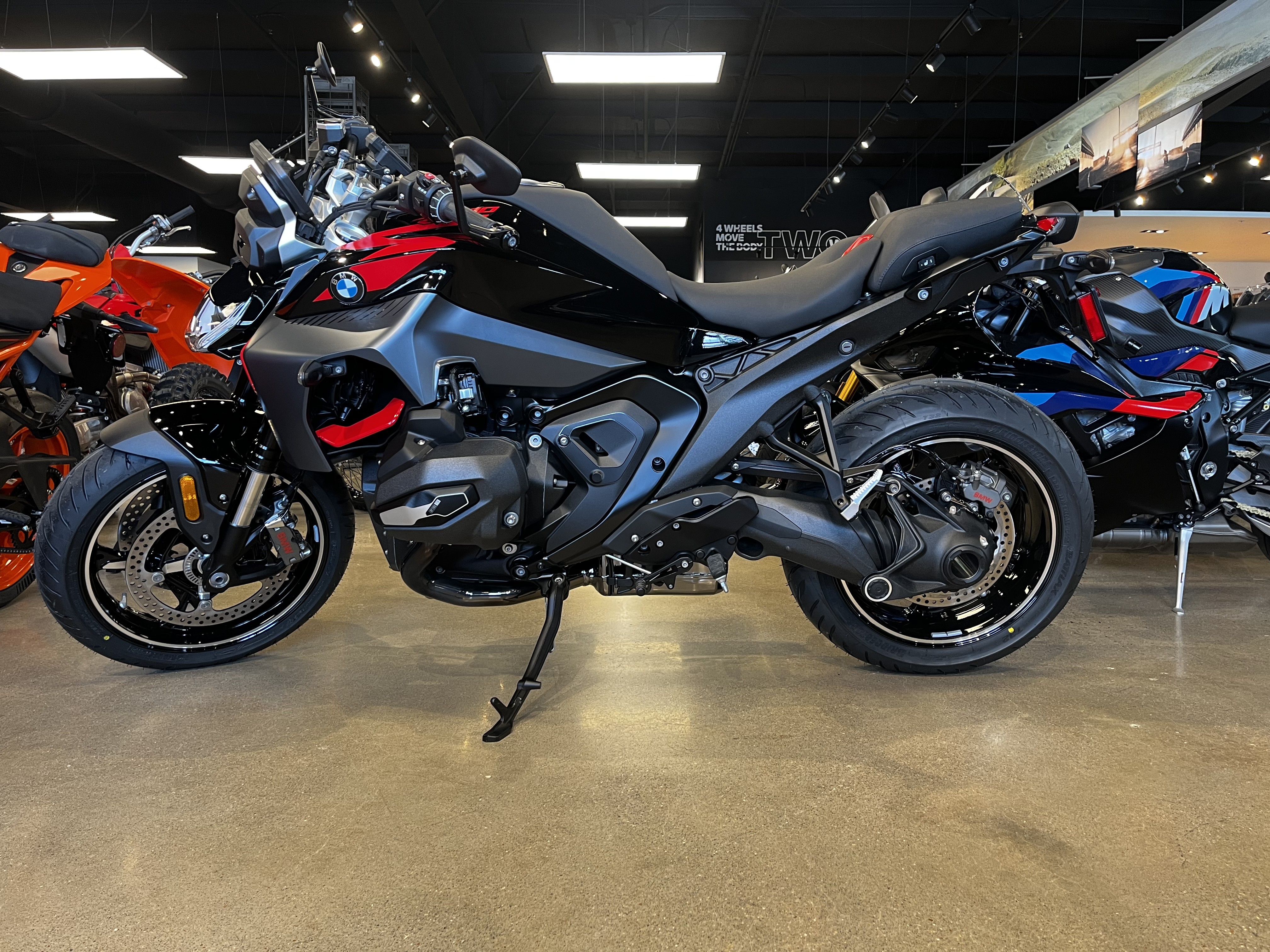 2026 BMW R 1300 R