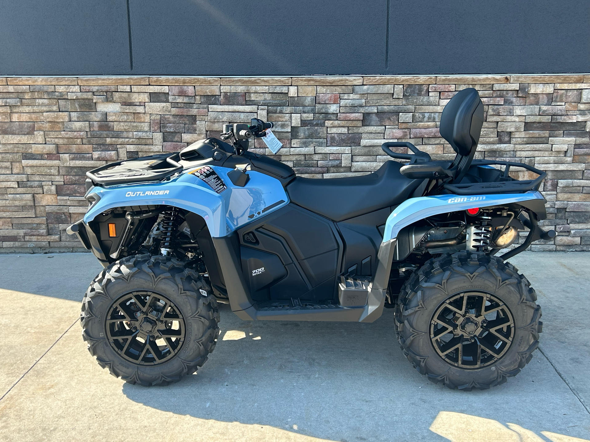 2025 Can-Am Outlander MAX XT 700 in Columbia, Missouri - Photo 1