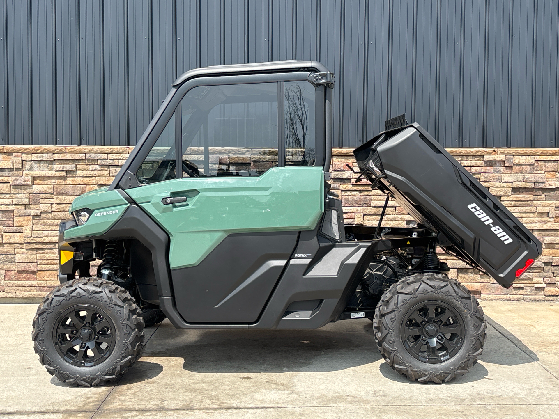 2025 Can-Am Defender DPS CAB in Columbia, Missouri - Photo 9