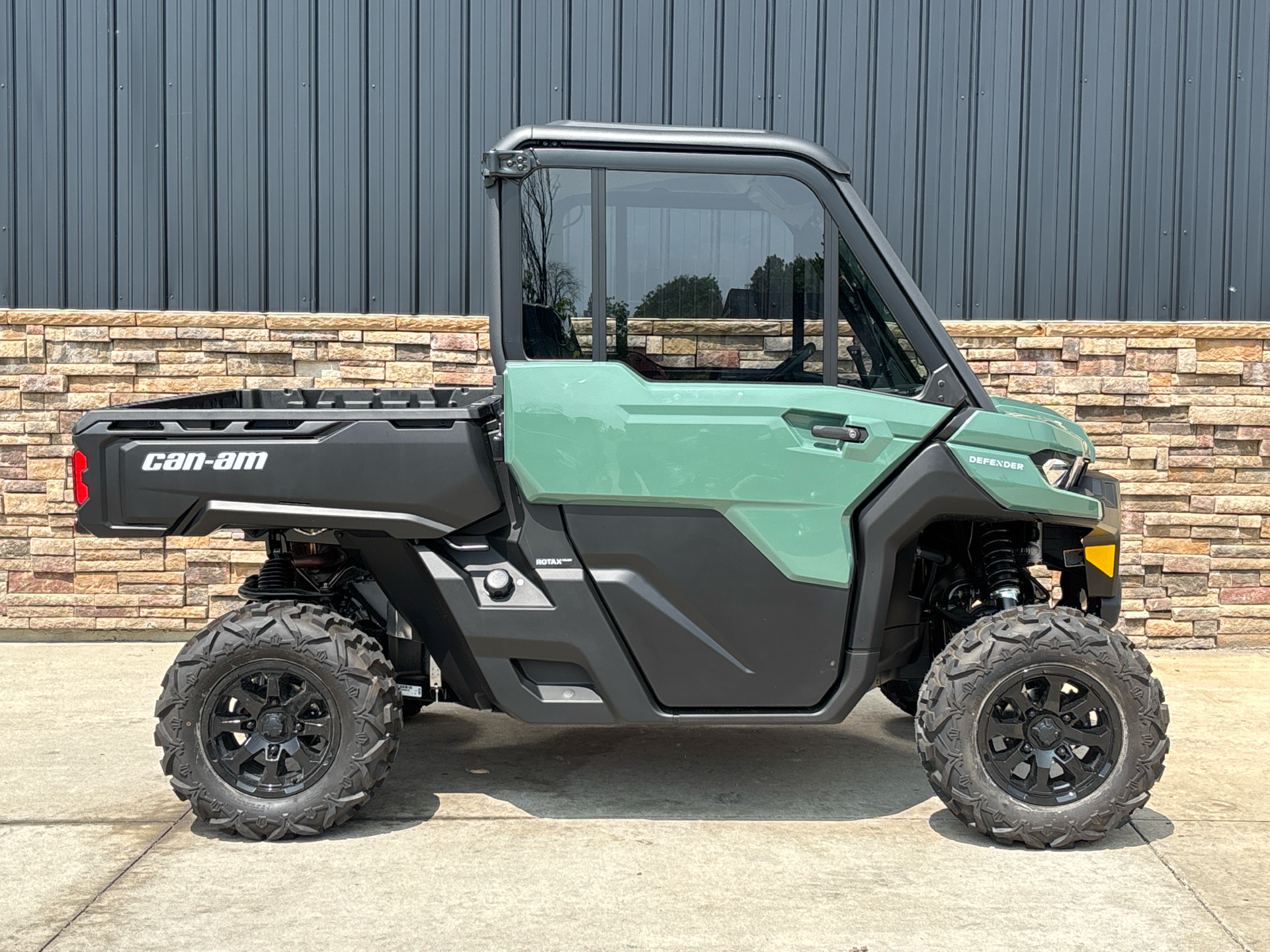 2025 Can-Am Defender DPS CAB in Columbia, Missouri - Photo 14
