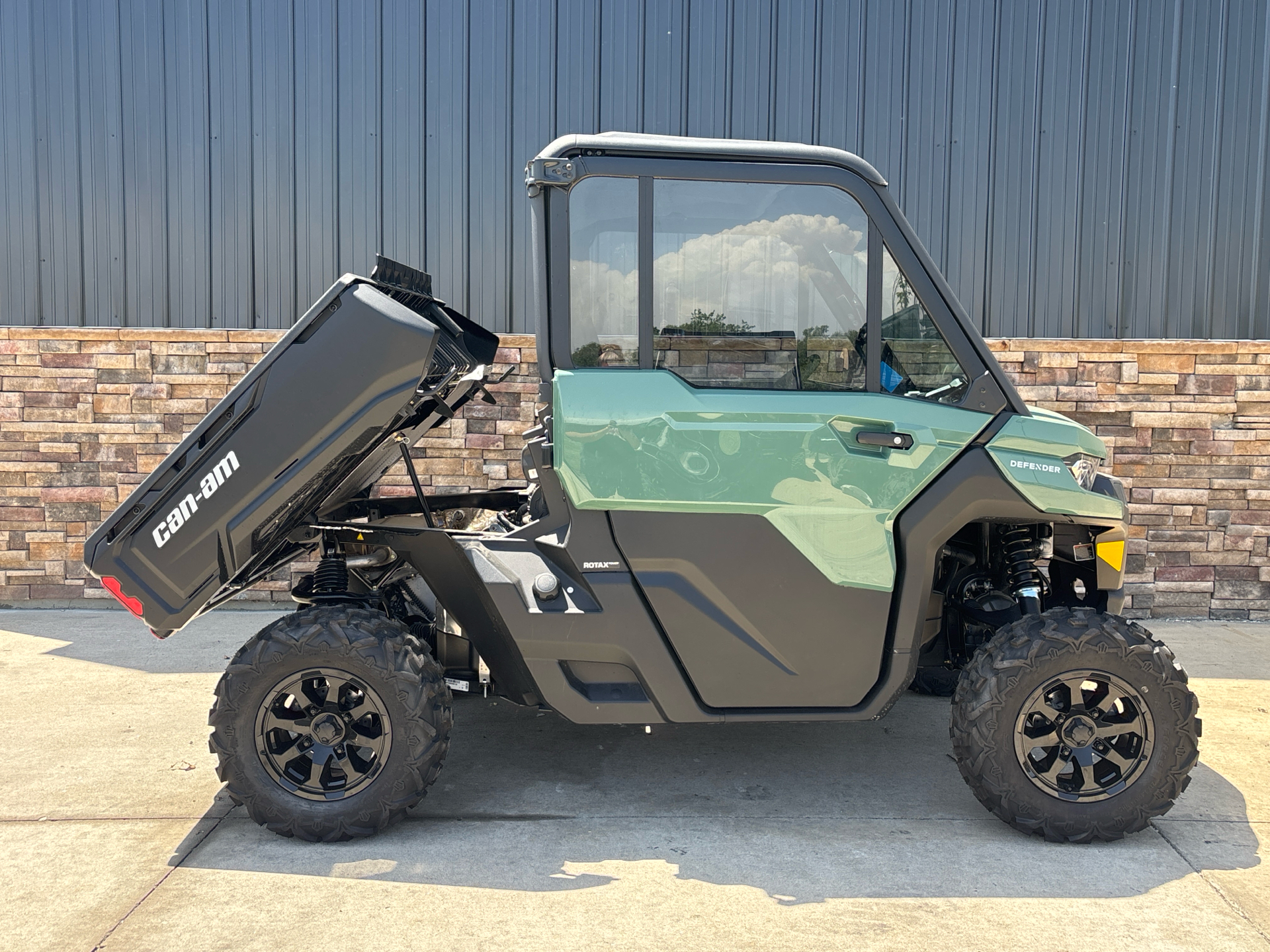 2025 Can-Am Defender DPS CAB in Columbia, Missouri - Photo 8