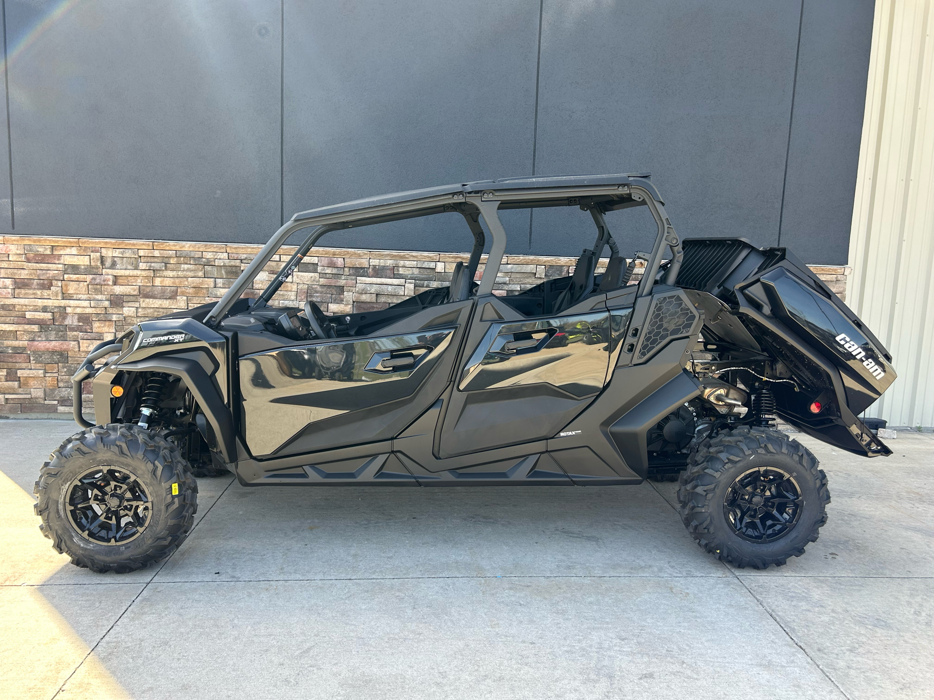 2024 Can-Am Commander MAX XT 700 in Columbia, Missouri - Photo 6