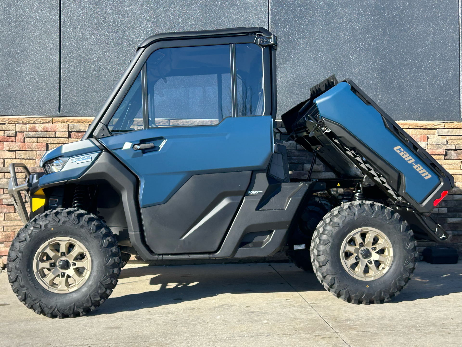 2025 Can-Am Defender Limited in Columbia, Missouri - Photo 6