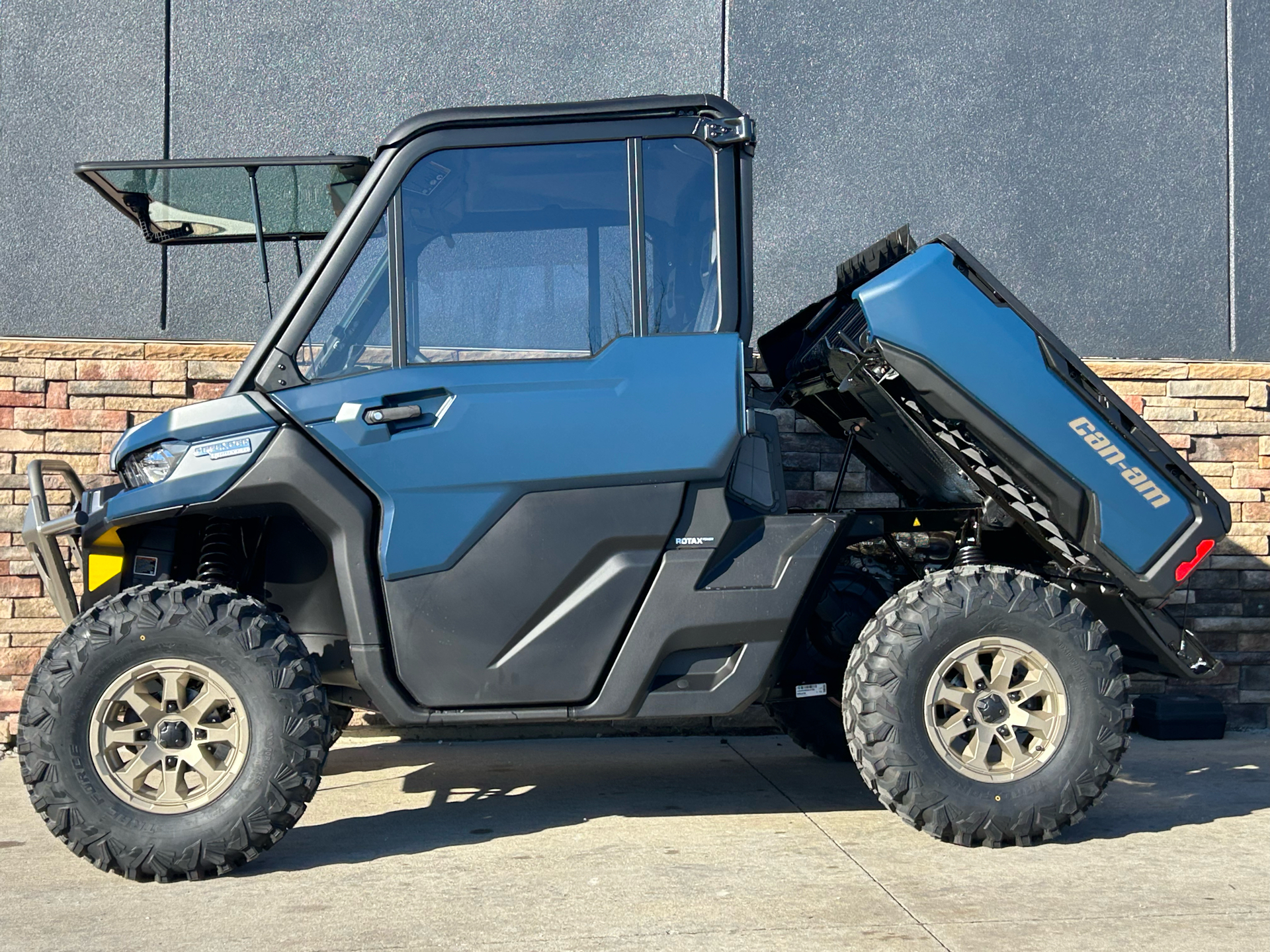 2025 Can-Am Defender Limited in Columbia, Missouri - Photo 7