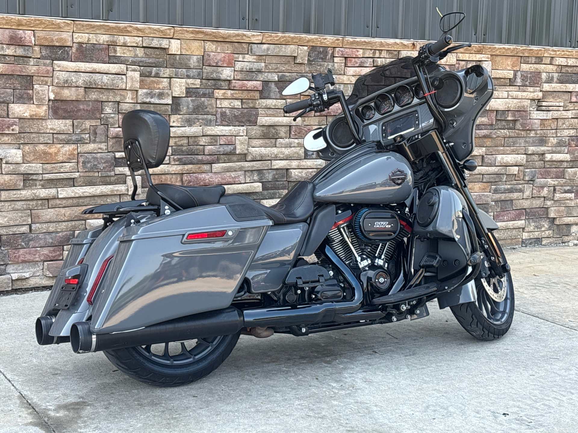2018 Harley-Davidson CVO™ Street Glide® in Columbia, Missouri - Photo 2