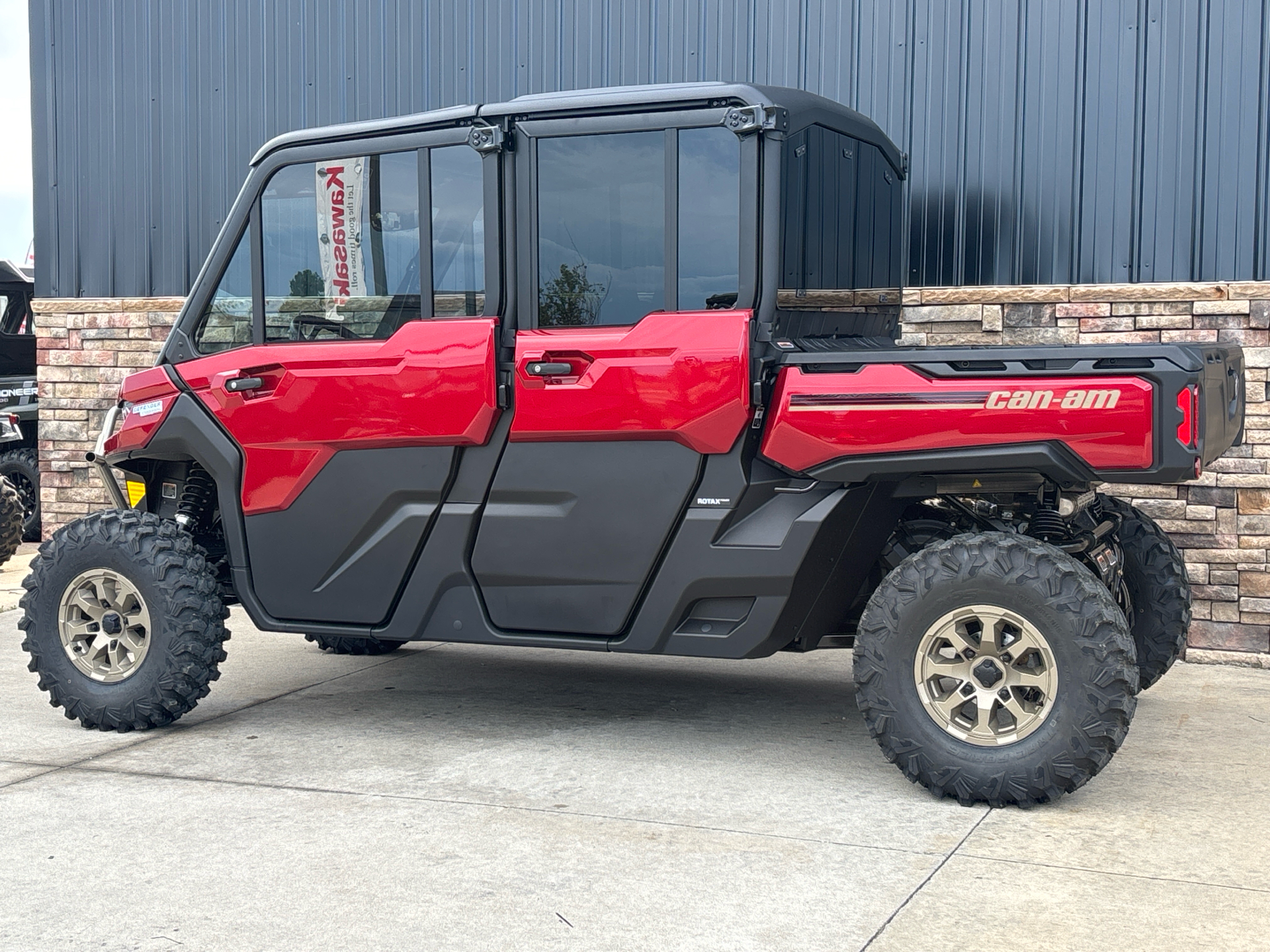 2025 Can-Am Defender MAX Limited in Columbia, Missouri - Photo 2