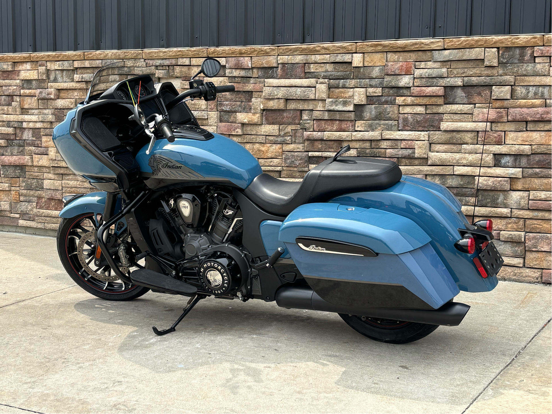 2022 Indian Motorcycle Challenger® Dark Horse® Icon in Columbia, Missouri - Photo 2
