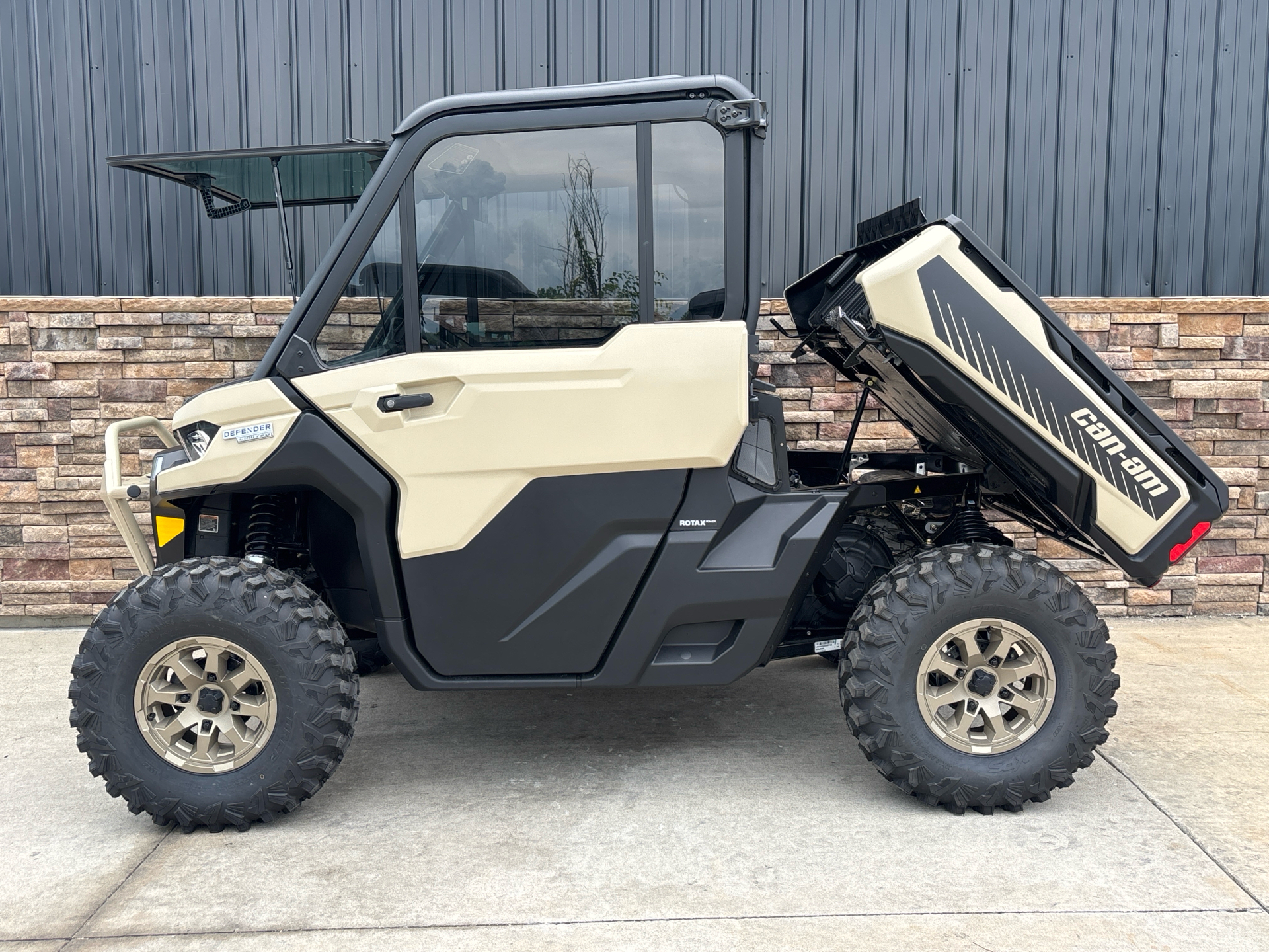 2025 Can-Am Defender Limited in Columbia, Missouri - Photo 8