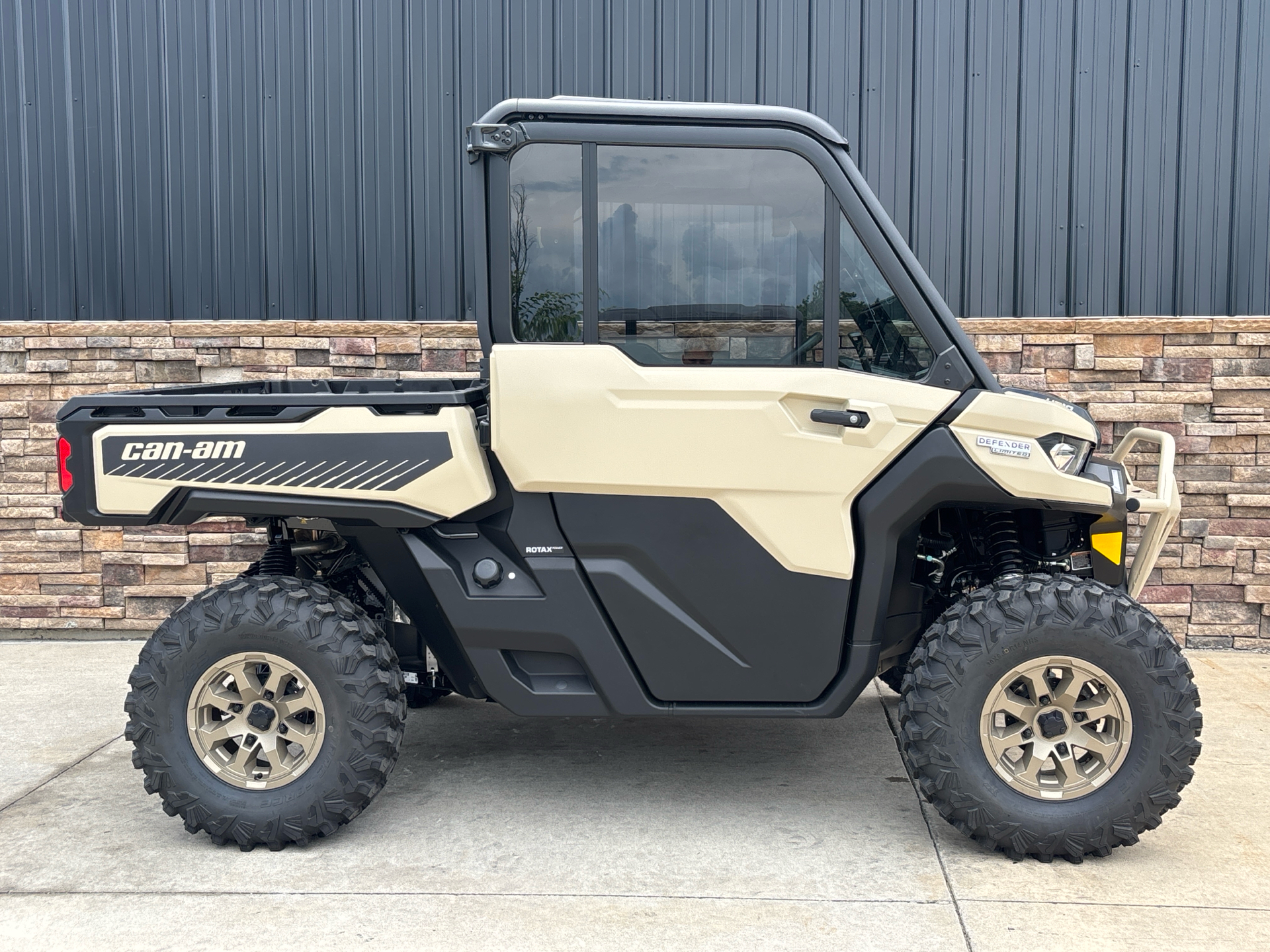 2025 Can-Am Defender Limited in Columbia, Missouri - Photo 14