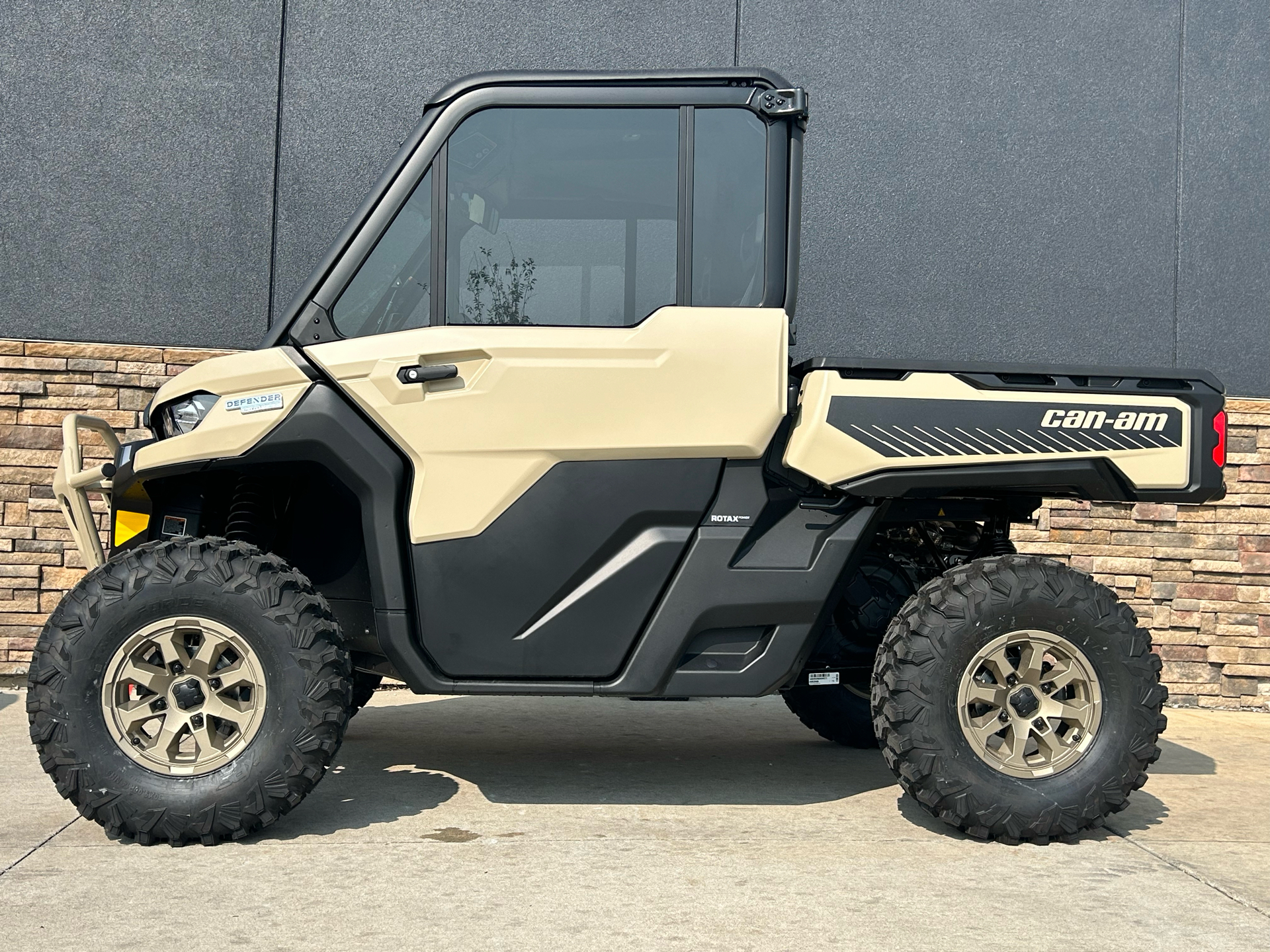 2025 Can-Am Defender Limited in Columbia, Missouri - Photo 1