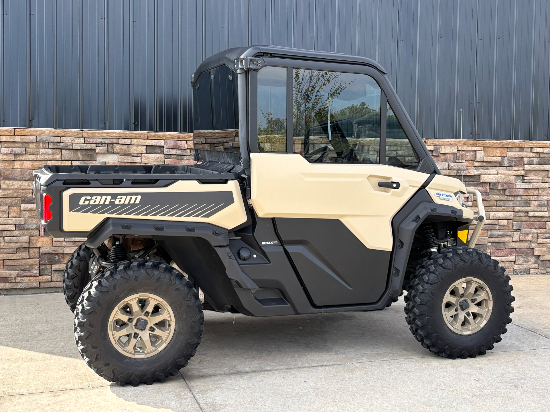 2025 Can-Am Defender Limited in Columbia, Missouri - Photo 2
