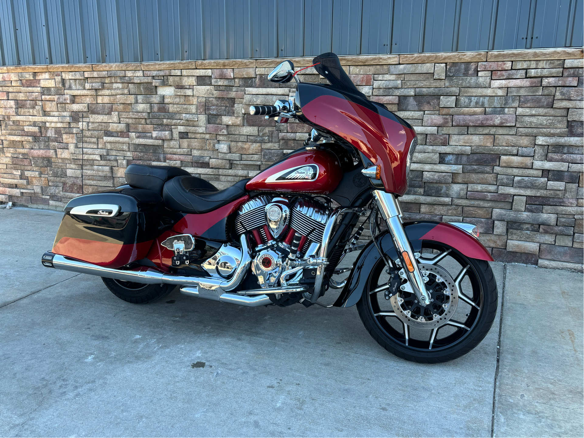 2020 Indian Motorcycle CHFTN ELITE, THNDR BLK CRYSTL/RD CANY, 49ST Elite in Columbia, Missouri - Photo 2