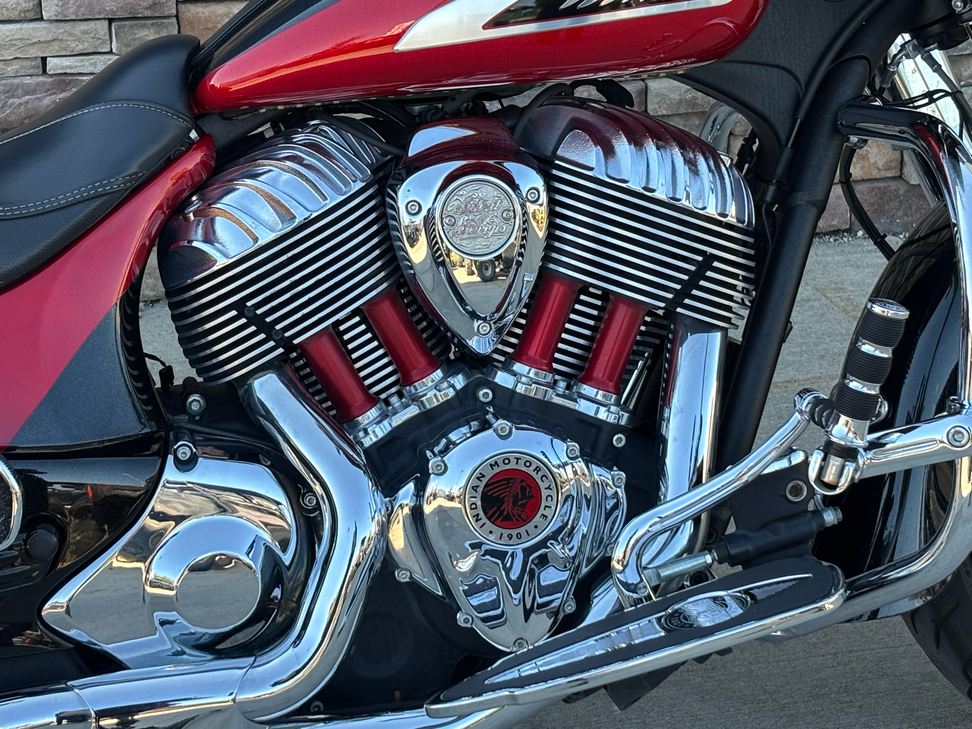 2020 Indian Motorcycle CHFTN ELITE, THNDR BLK CRYSTL/RD CANY, 49ST Elite in Columbia, Missouri - Photo 4