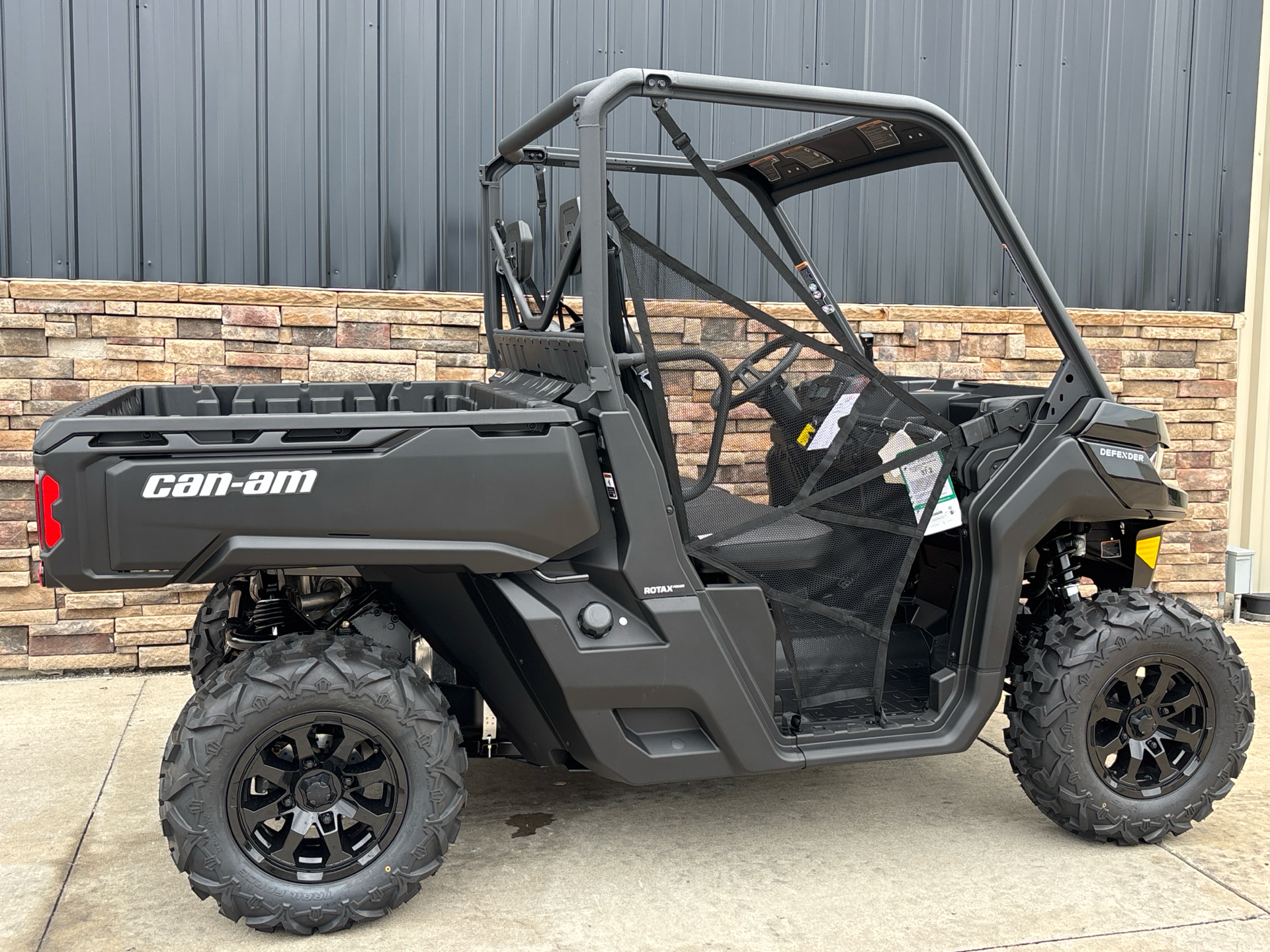 2025 Can-Am Defender DPS HD9 in Columbia, Missouri - Photo 2