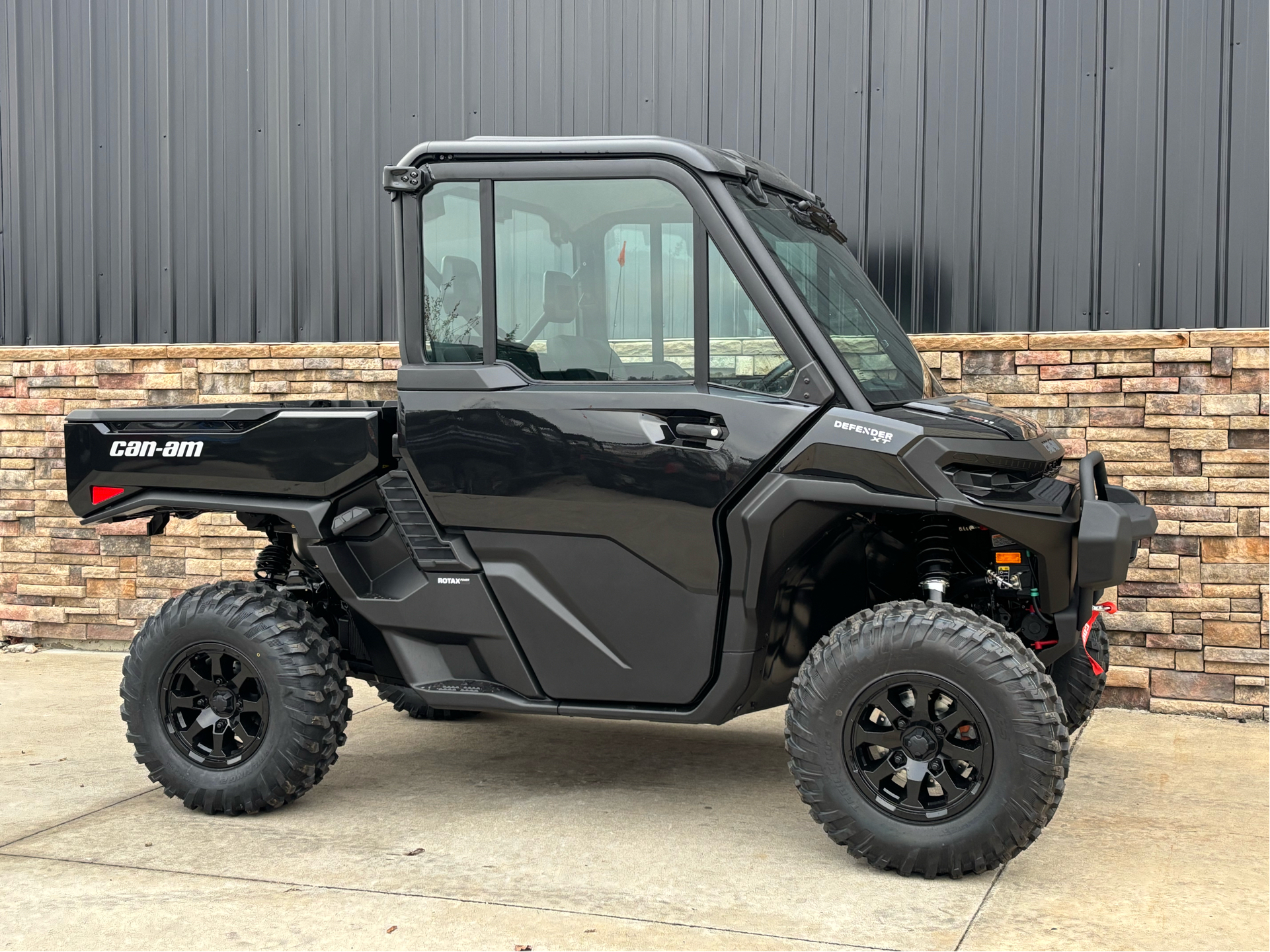 2026 Can-Am Defender XT CAB HD11 in Columbia, Missouri - Photo 2
