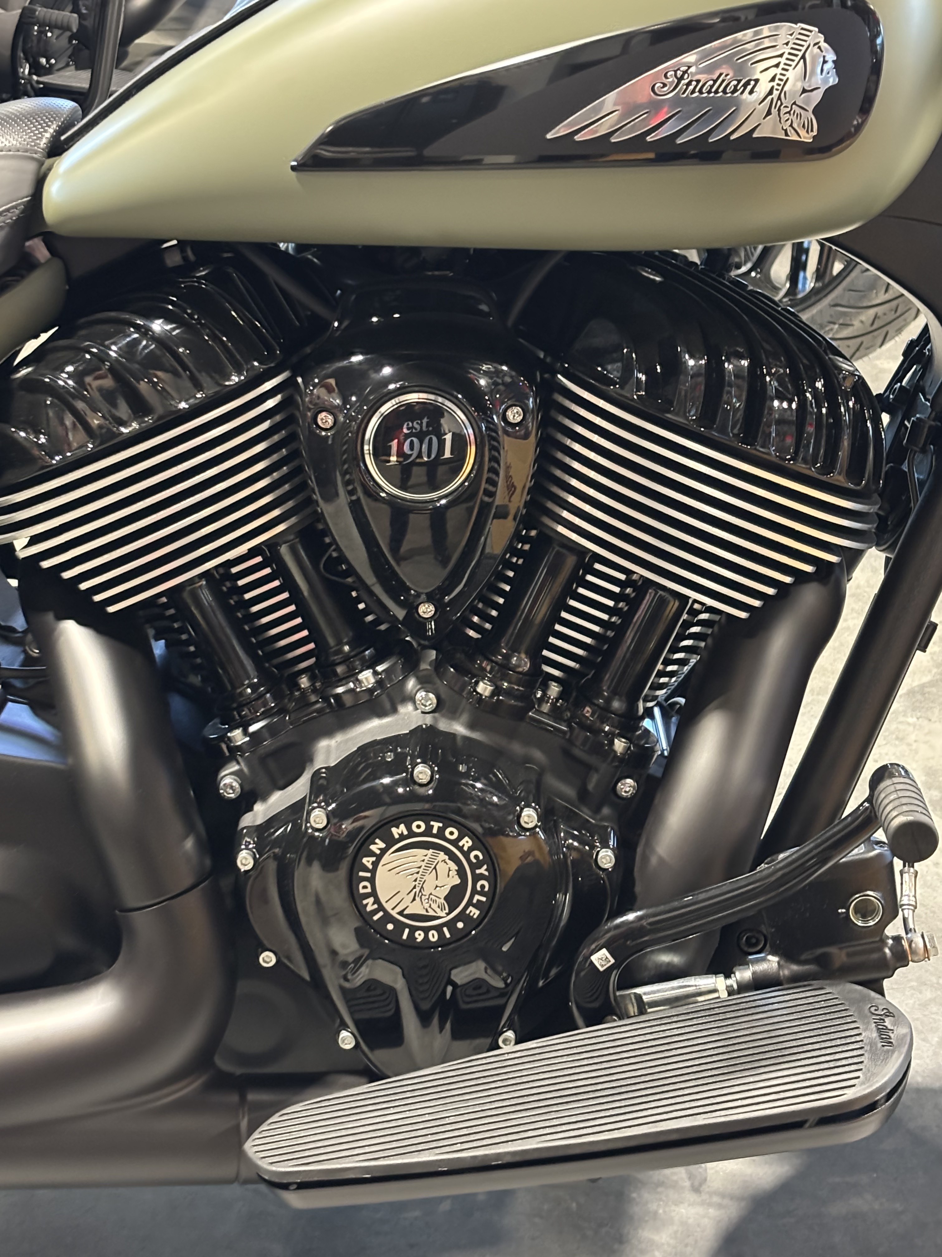 2025 Indian Motorcycle Springfield® Dark Horse® in Columbia, Missouri - Photo 8