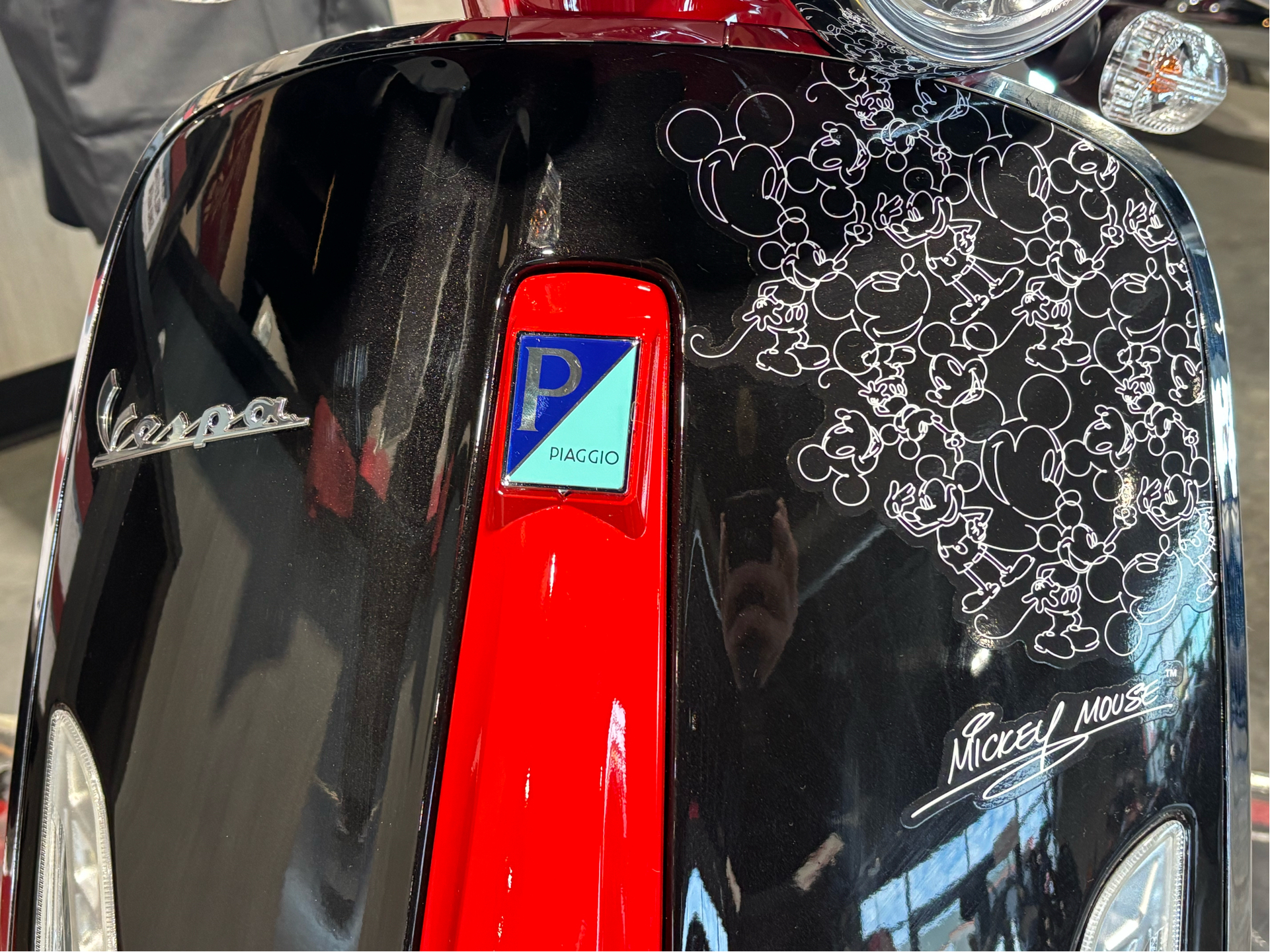 2023 Vespa Primavera 50 Disney Mickey Mouse Edition By Vespa in Columbia, Missouri - Photo 3