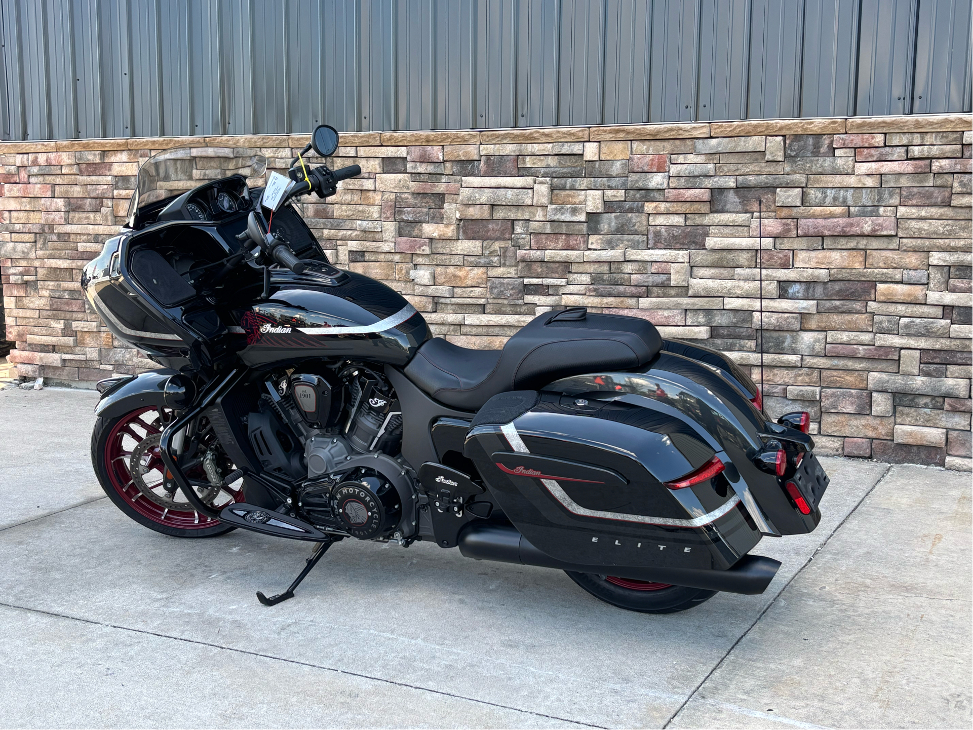 2024 Indian Motorcycle Challenger® Elite in Columbia, Missouri - Photo 1