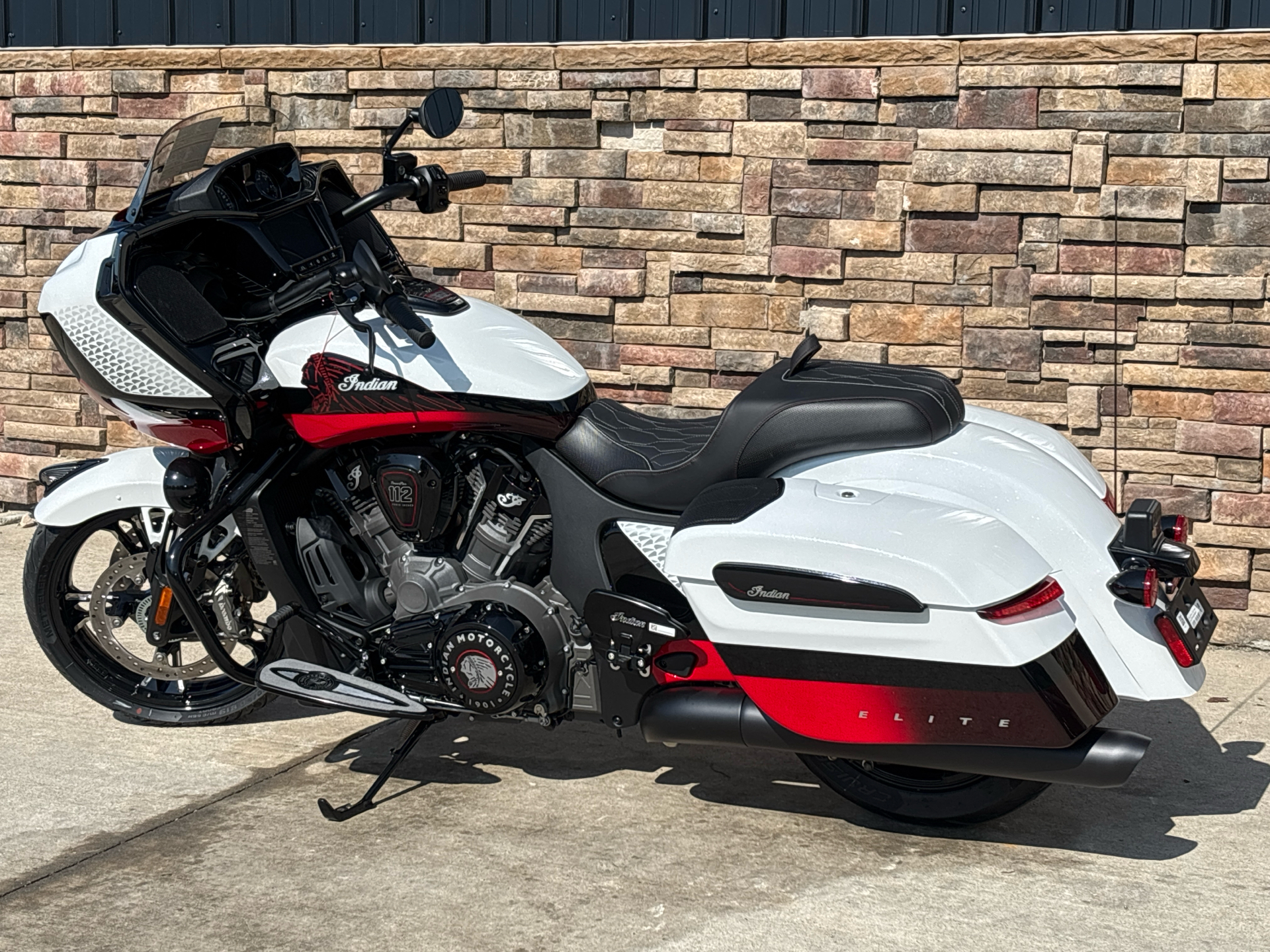 2025 Indian Motorcycle Challenger® Elite in Columbia, Missouri - Photo 2
