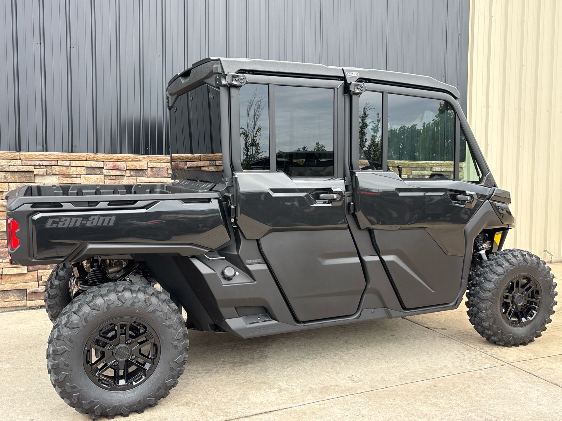 2025 Can-Am Defender MAX Lone Star CAB in Columbia, Missouri - Photo 3