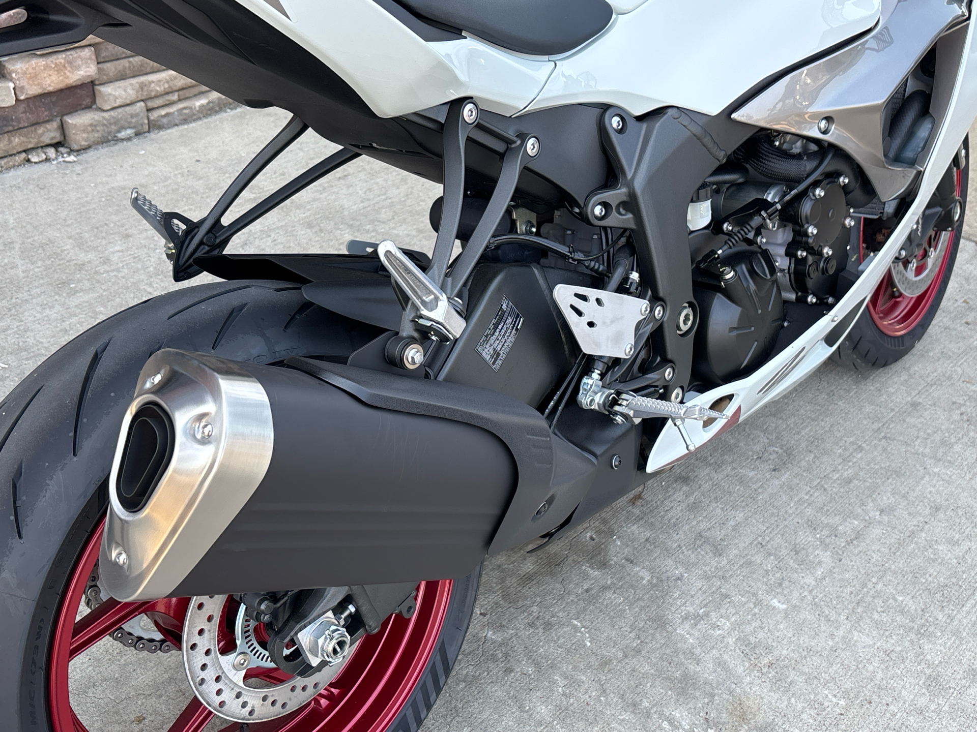 2025 Kawasaki Ninja ZX-6R in Columbia, Missouri - Photo 9