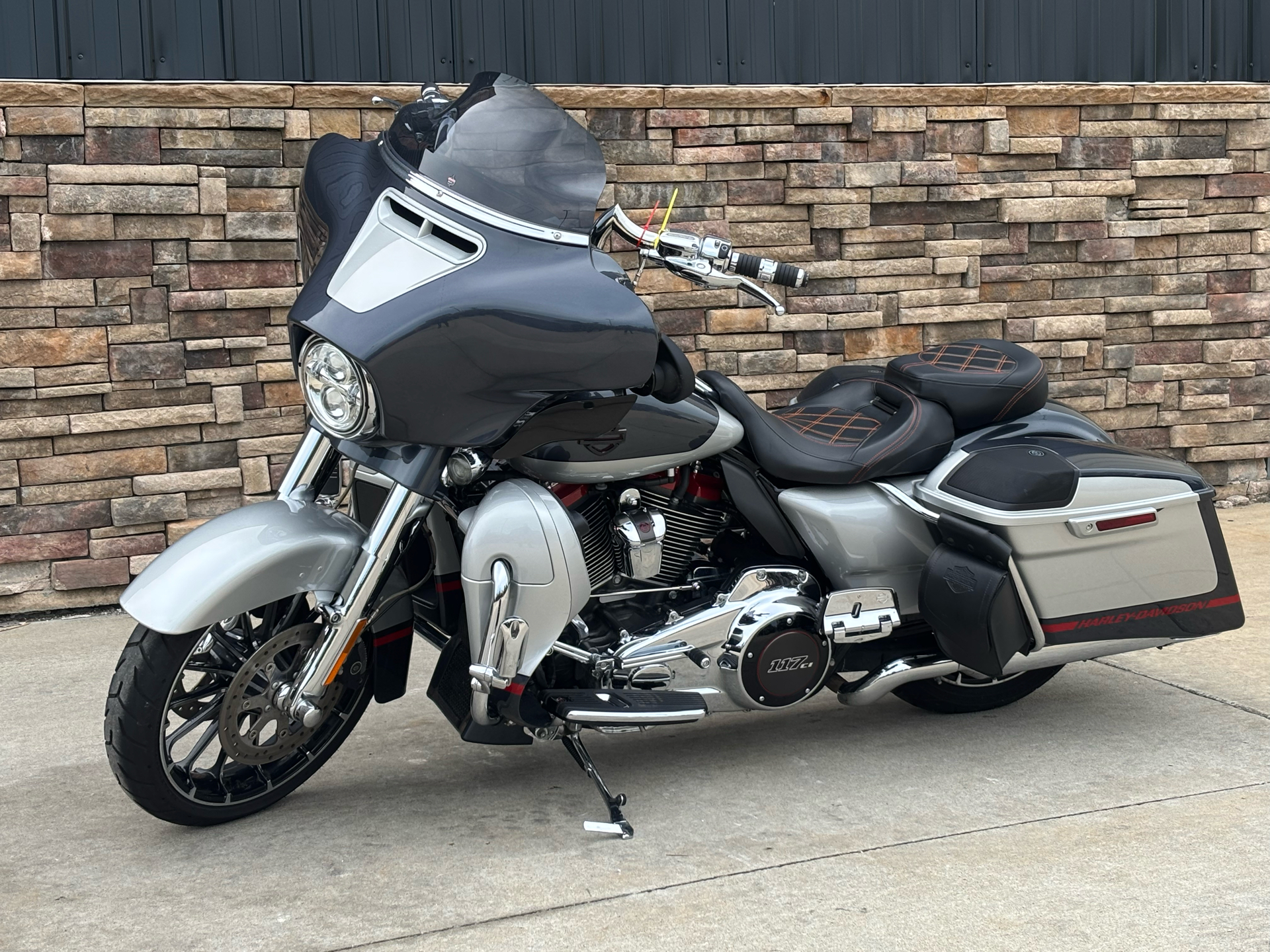 2019 Harley-Davidson CVO™ Street Glide® in Columbia, Missouri - Photo 2