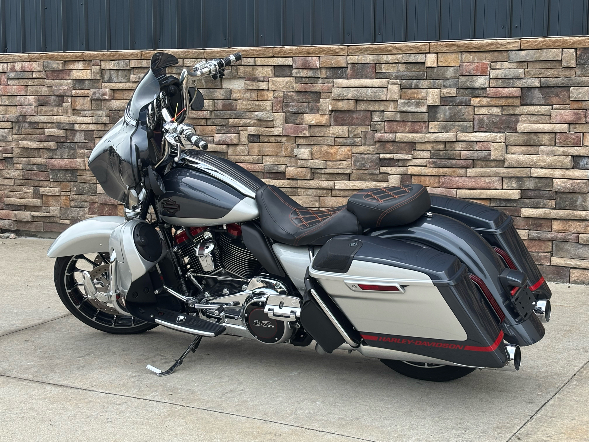 2019 Harley-Davidson CVO™ Street Glide® in Columbia, Missouri - Photo 3