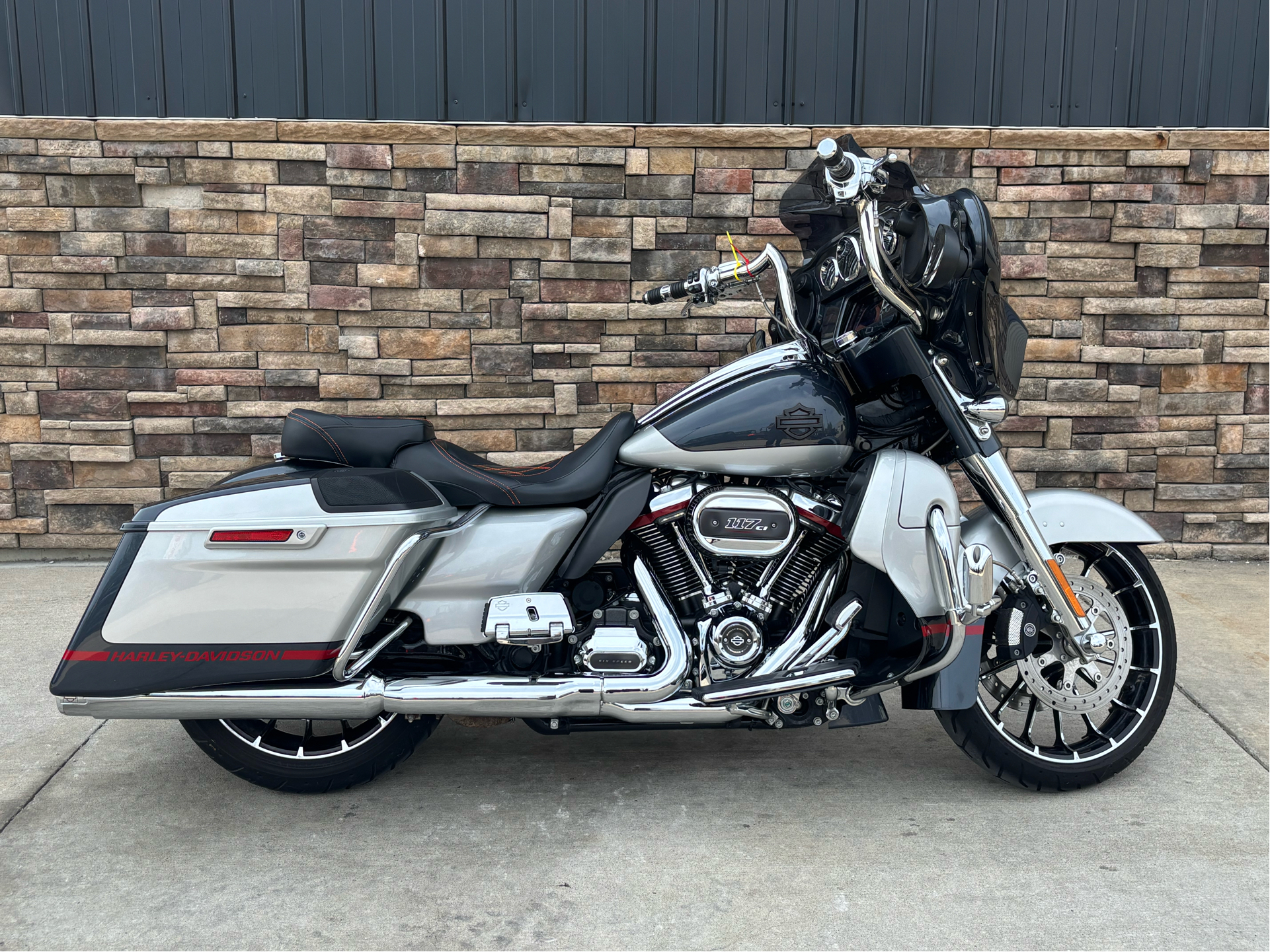 2019 Harley-Davidson CVO™ Street Glide® in Columbia, Missouri - Photo 14