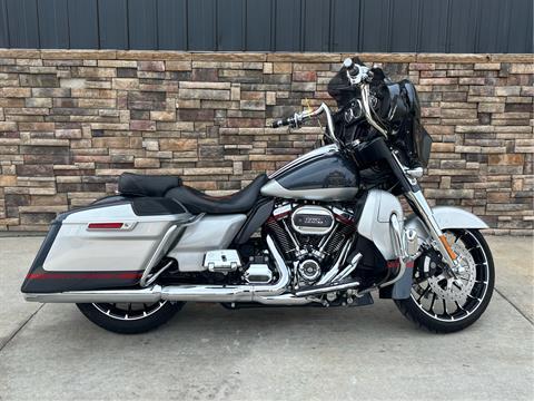2019 Harley-Davidson CVO™ Street Glide® in Columbia, Missouri - Photo 14