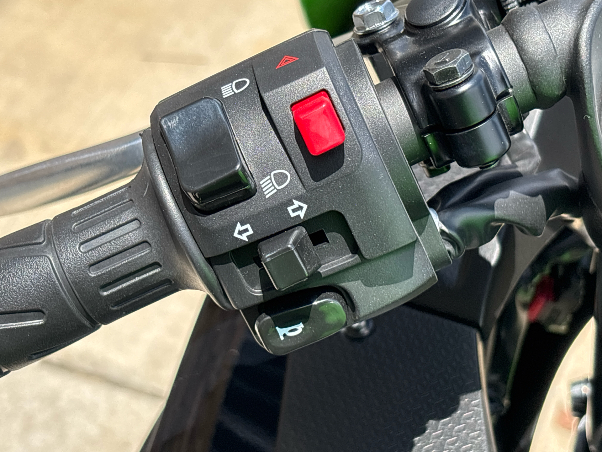 2025 Kawasaki Ninja 500 KRT Edition in Columbia, Missouri - Photo 6