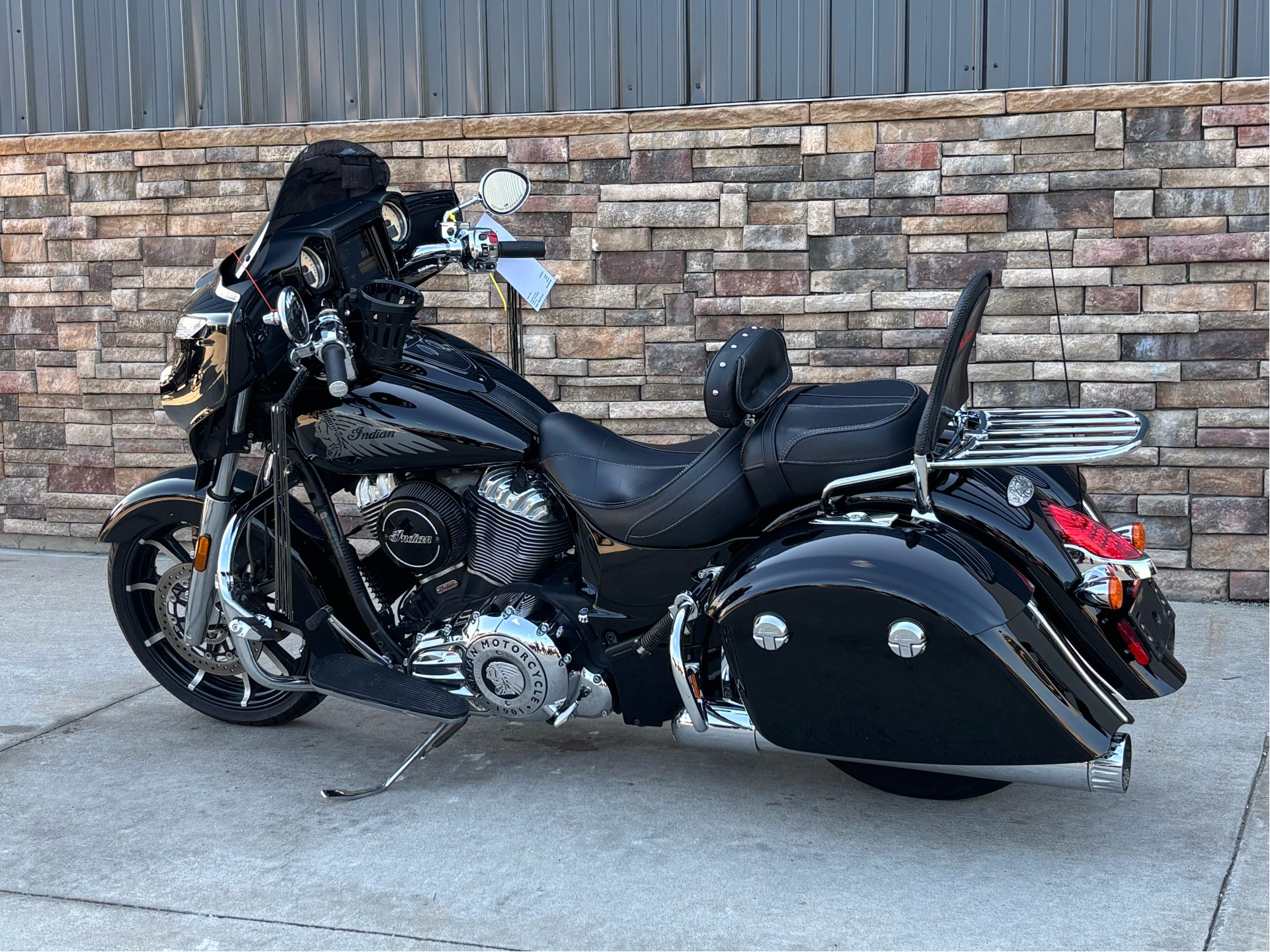 2017 Indian Motorcycle Chieftain® Limited in Columbia, Missouri - Photo 2