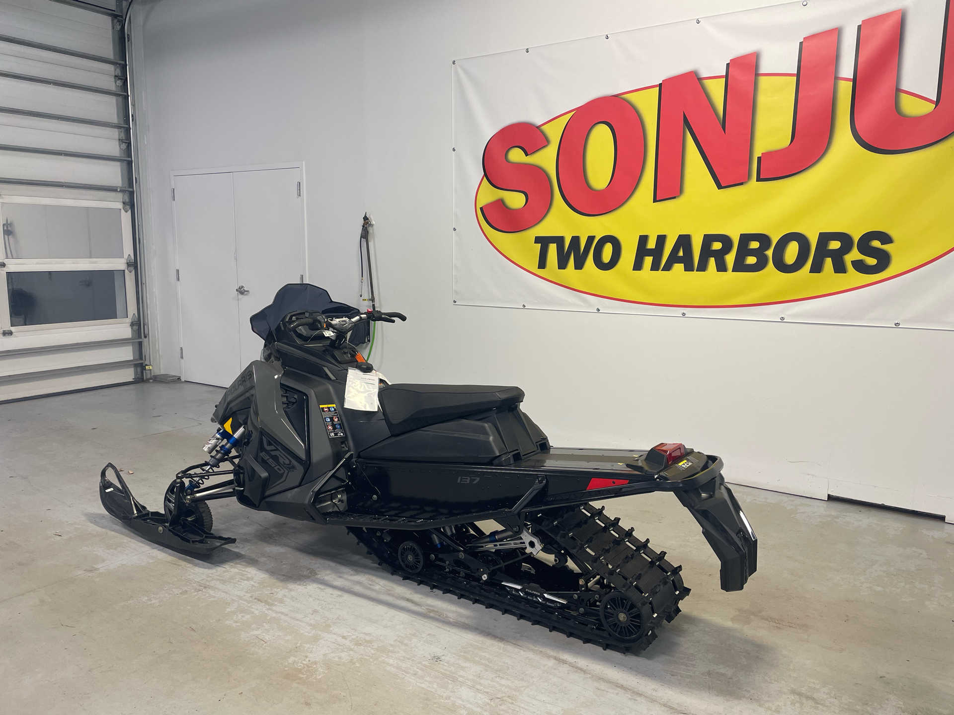 2025 Polaris 850 INDY VR1 137 SC ES in Two Harbors, Minnesota - Photo 2