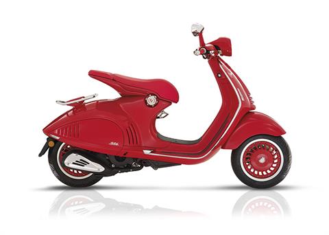 Vespa GTS 赤 スクーター Toronto-december 10 Red Vespa Gts 300 Stock Photo 66964921
