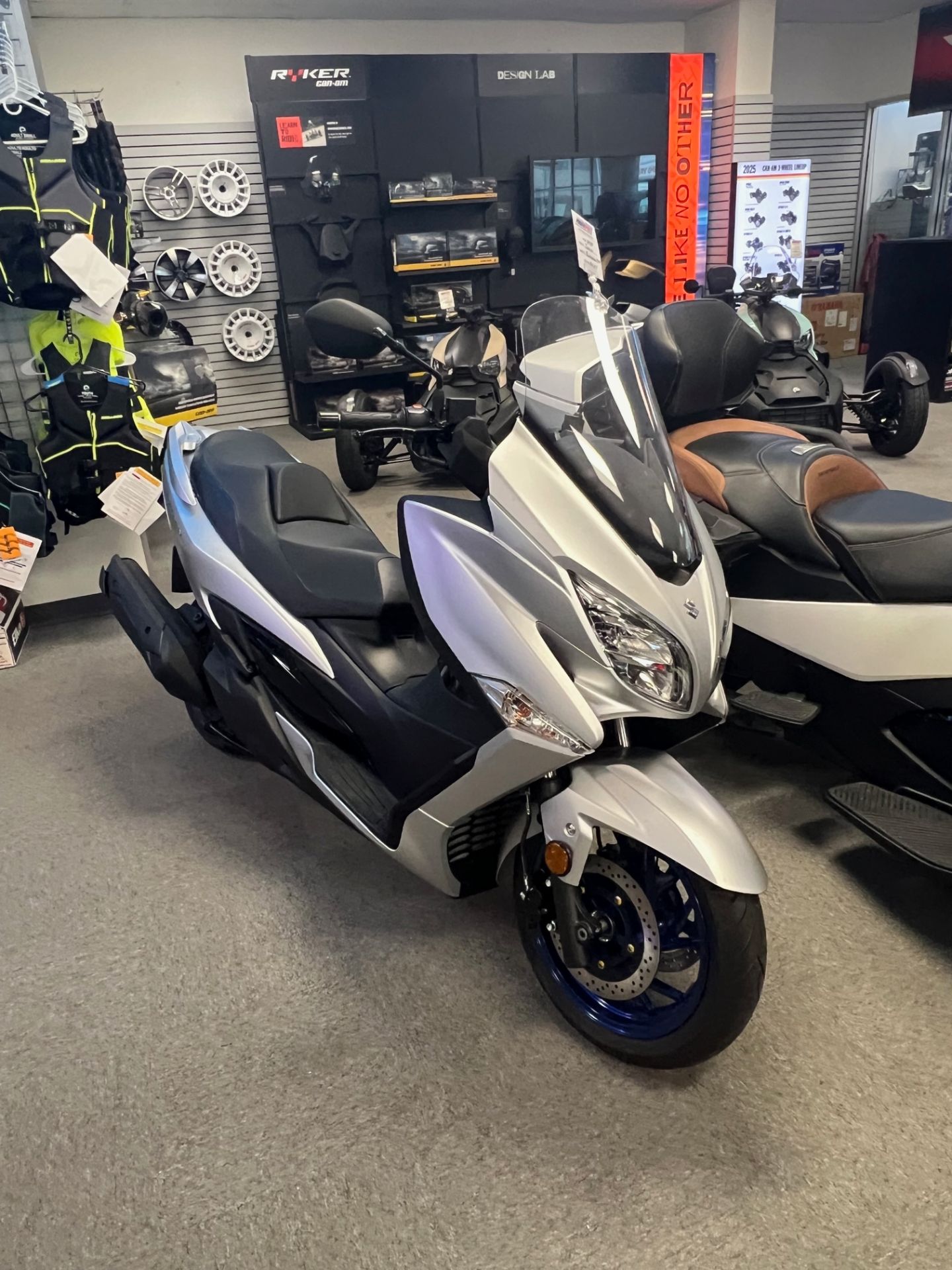 2024 Suzuki Burgman 400 in Columbia, South Carolina - Photo 2