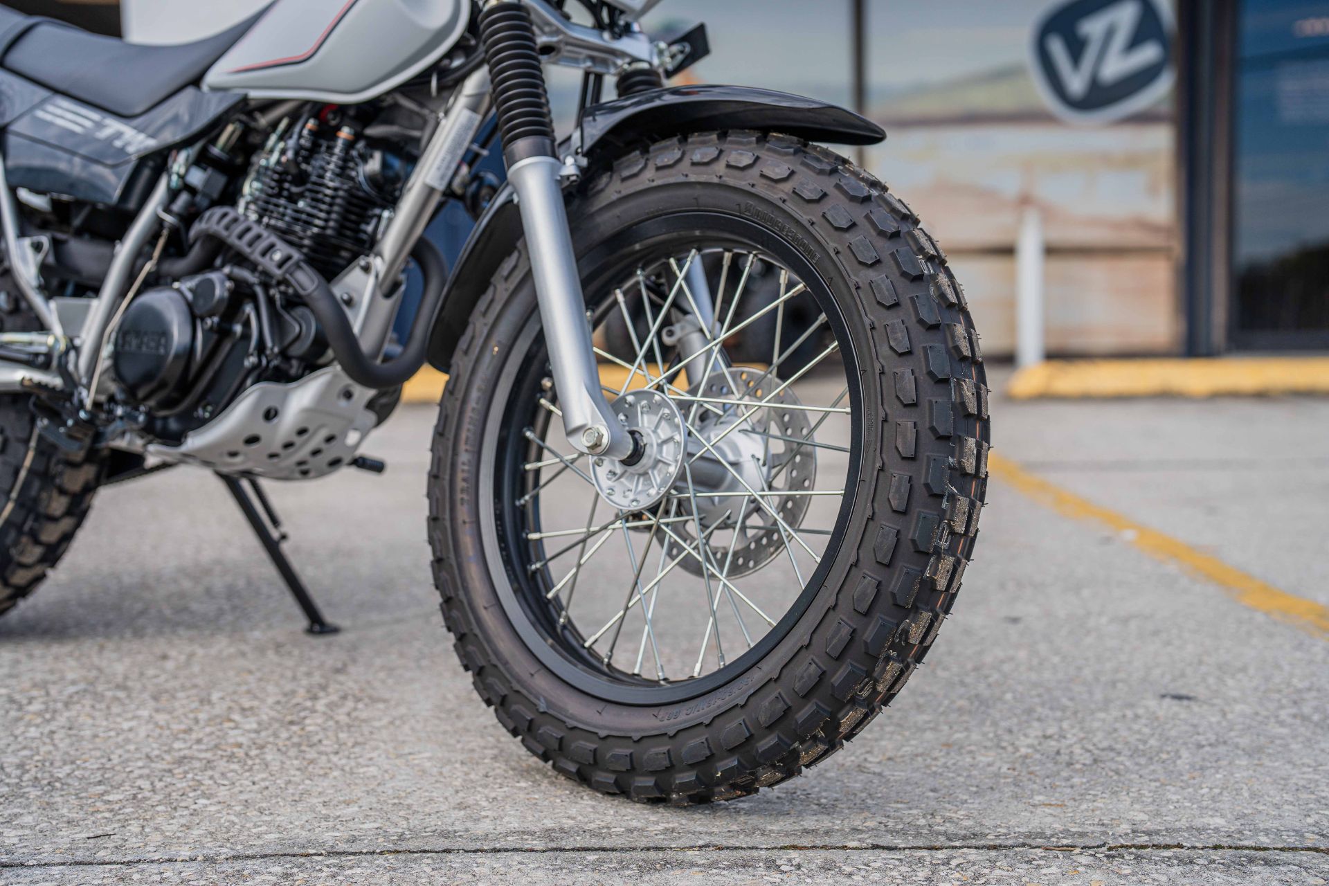 YAMAHA TW200-2 白 エンジン始動確認 自賠責保険で乗れます 半額配送キャンペーン 期間限定 現状渡し諸経費￥0- 横浜 P-Yard New 2025 Yamaha TW200 | Motorcycles in Asheville NC | Gallant Gray