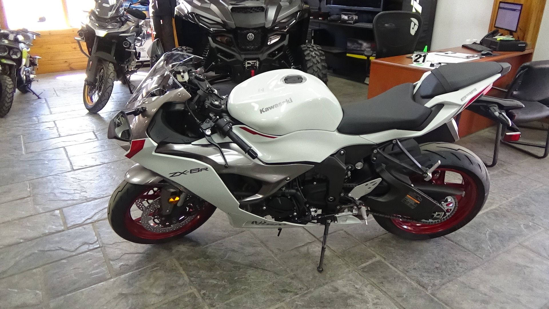 2025 Kawasaki Ninja® ZX-6R ABS 5